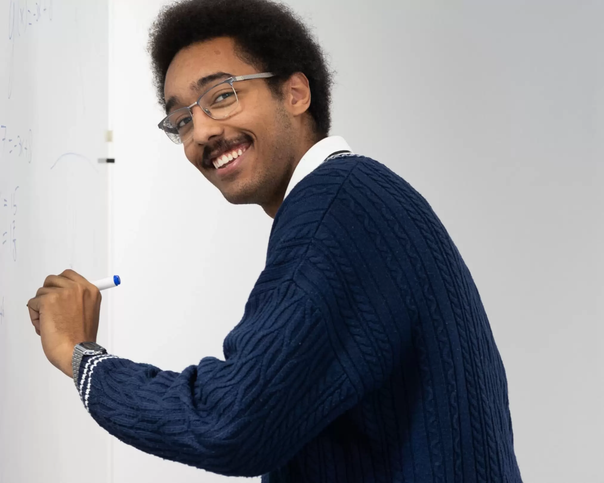 Masterstudent in opleiding voor het whiteboard