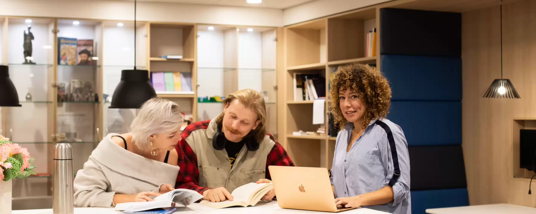 3 professionals aan een tafel in gesprek met elkaar 