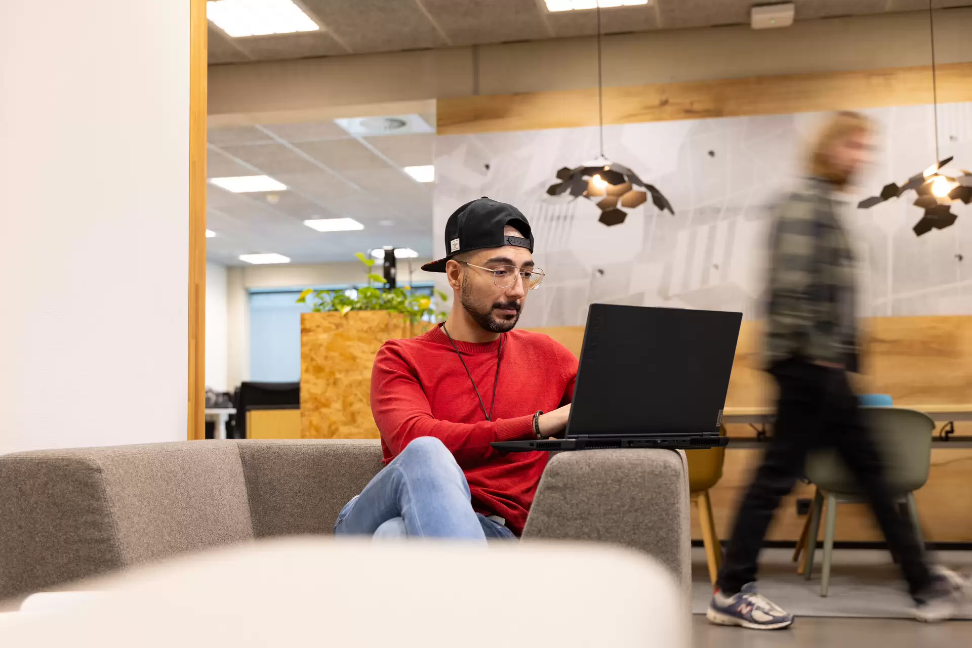 student met petje en een laptop