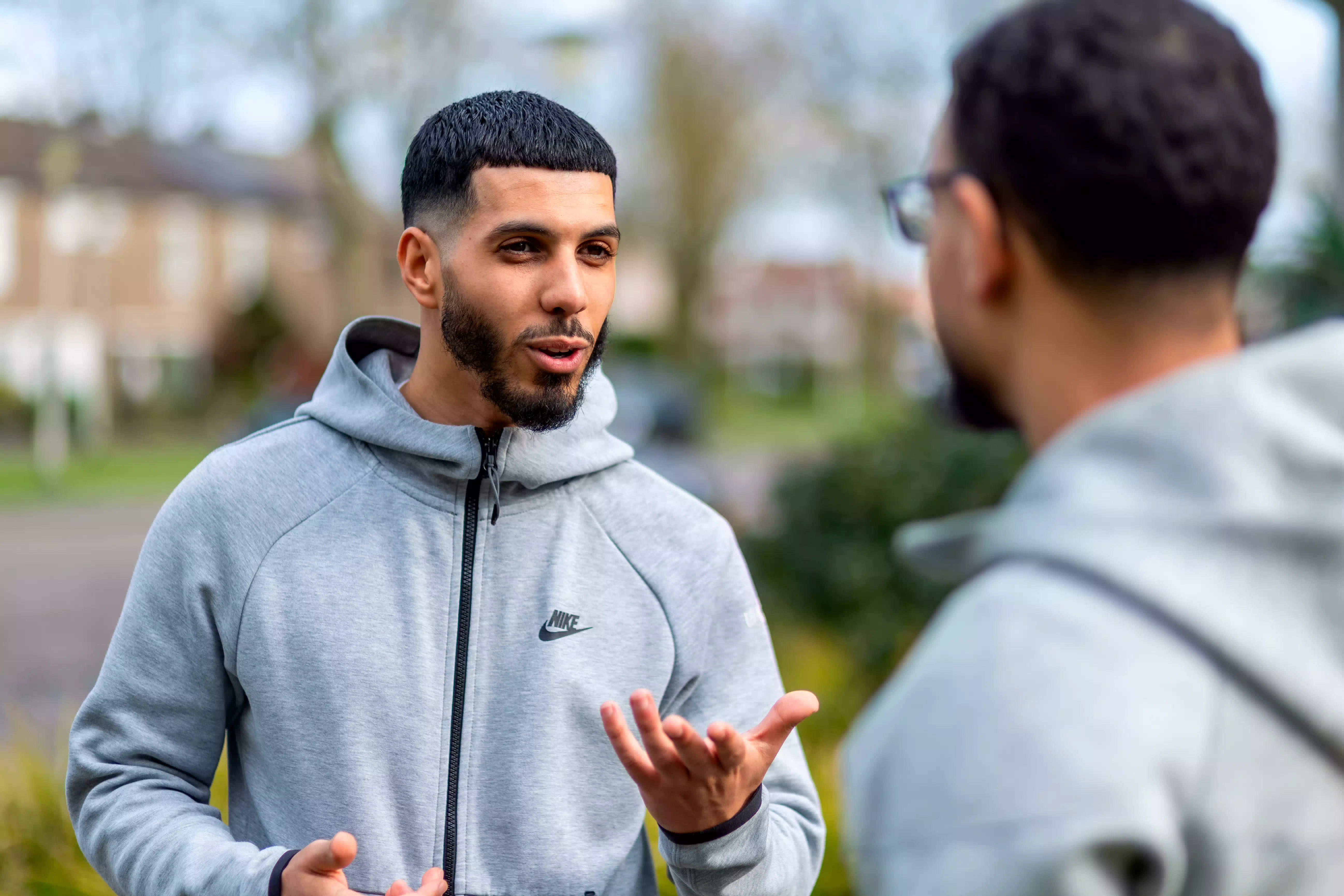 afgestudeerde student werkt in de wijk als jongerenwerker