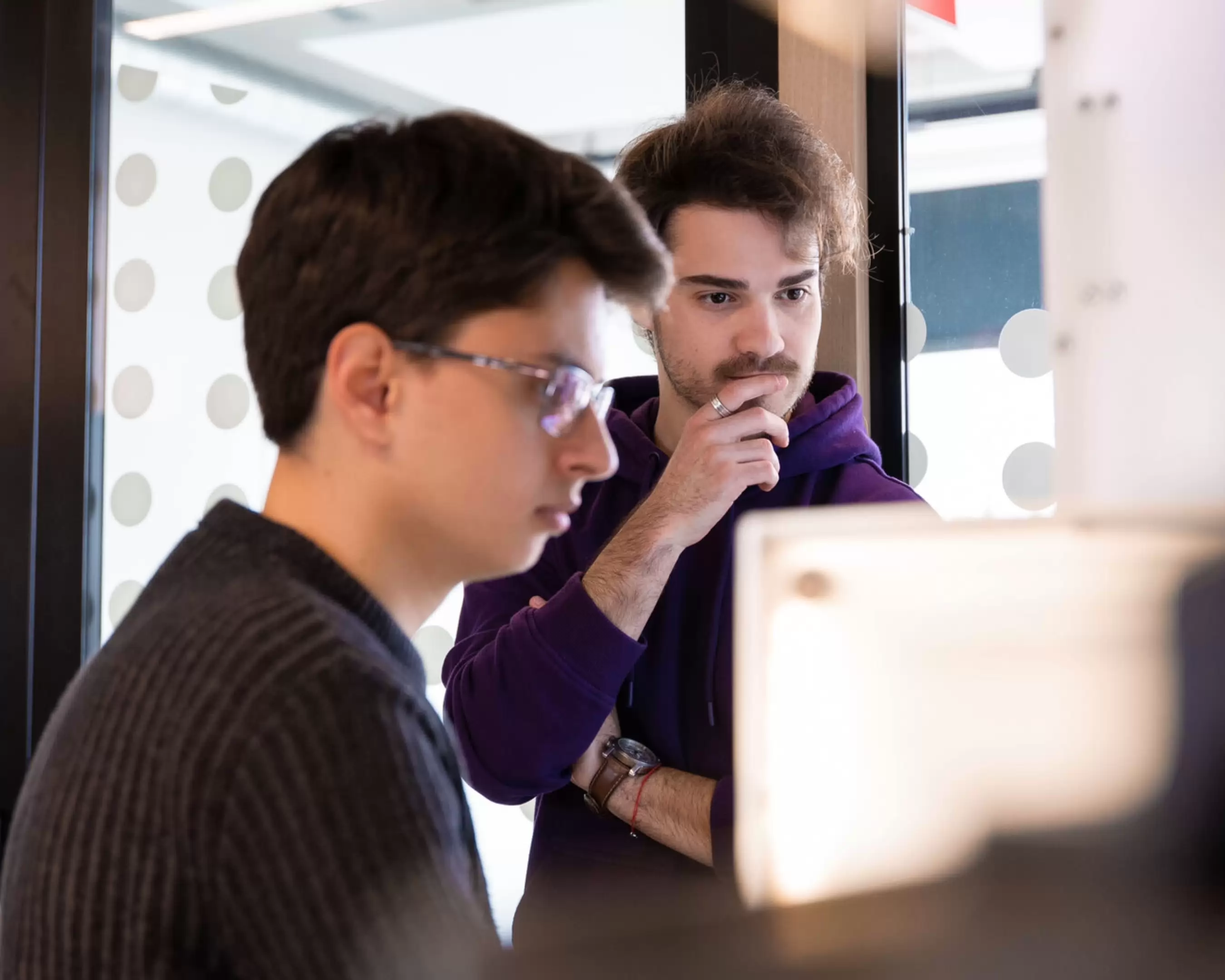 Studenten leren op de werkplek voor de klas van informatica