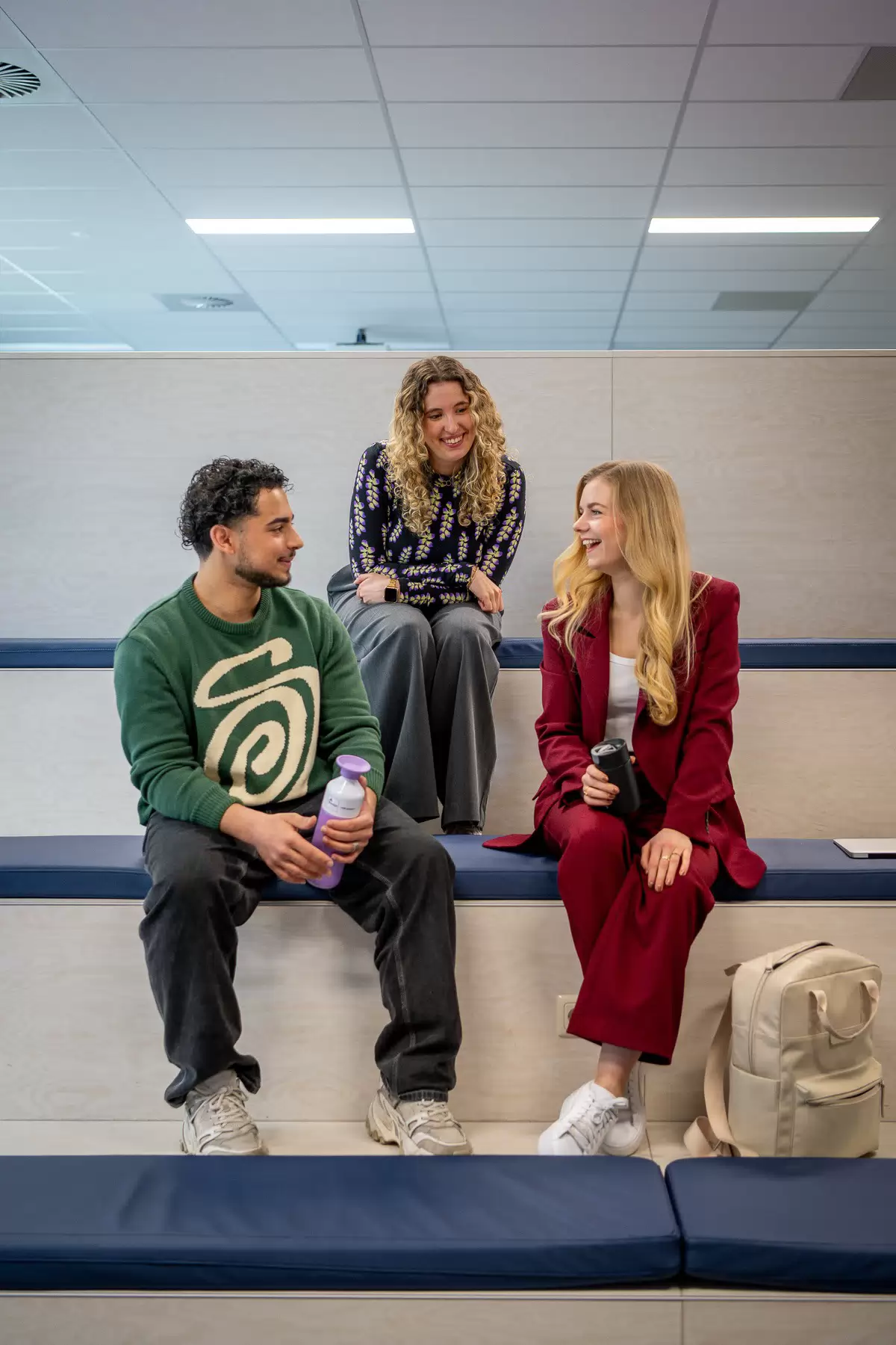 Studenten voeren gesprek met docent over studiekeuze.
