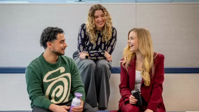 Studenten voeren gesprek met docent over studiekeuze.