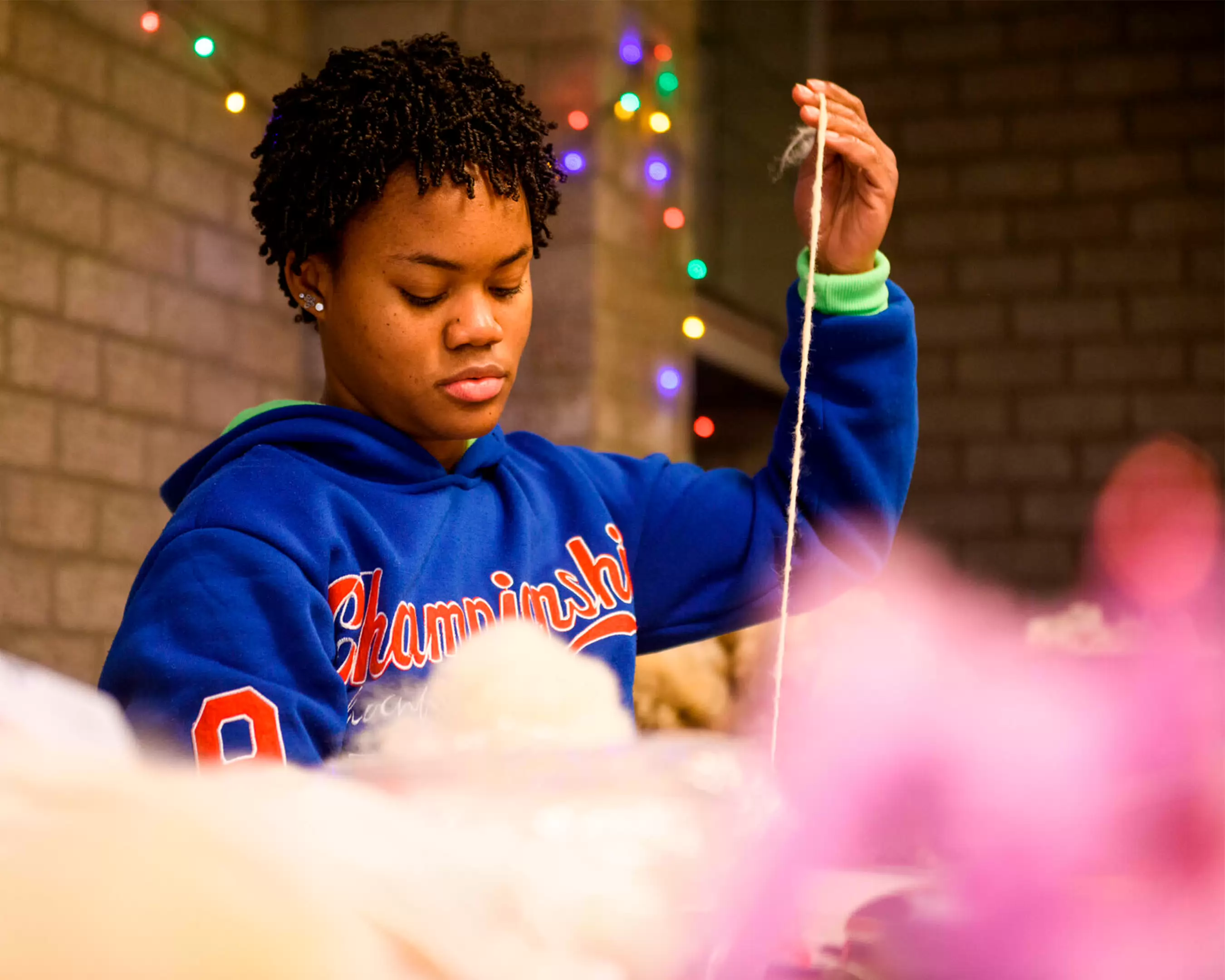 Jongere werkt geconcentreerd met een draad