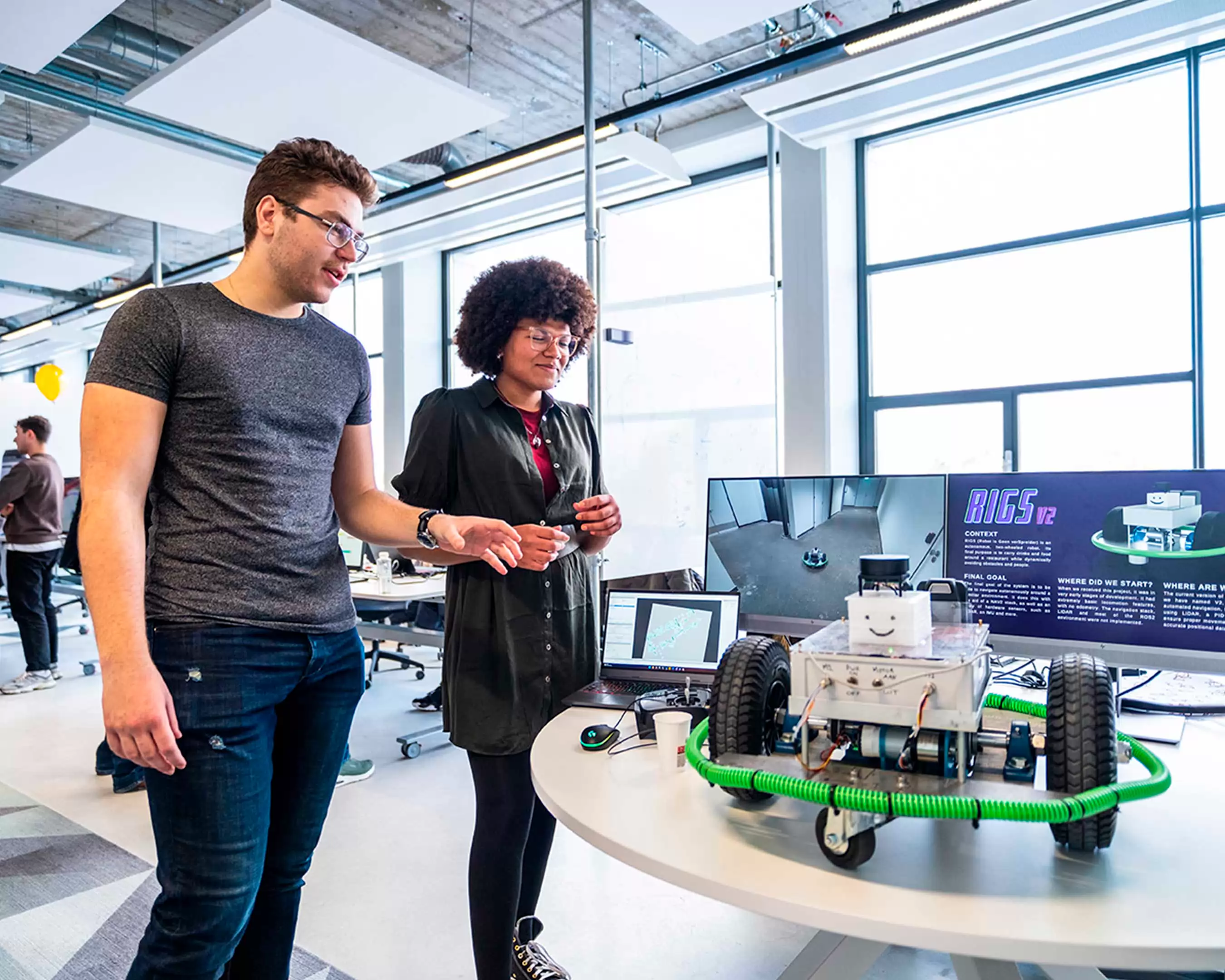 Twee Ad ICT deeltijd studenten presenteren een robot