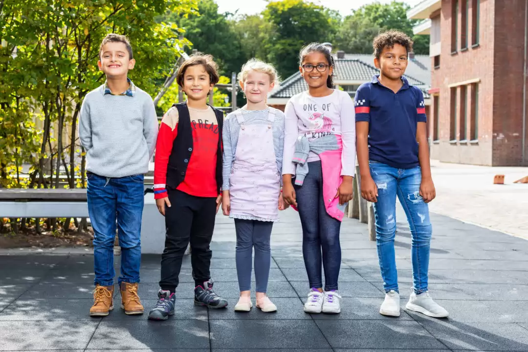 verschillende kinderen lachend en rennend naar de camera toe