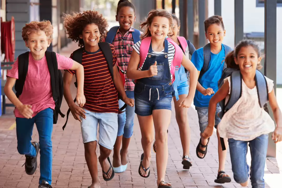 verschillende kinderen lachend en rennend naar de camera toe