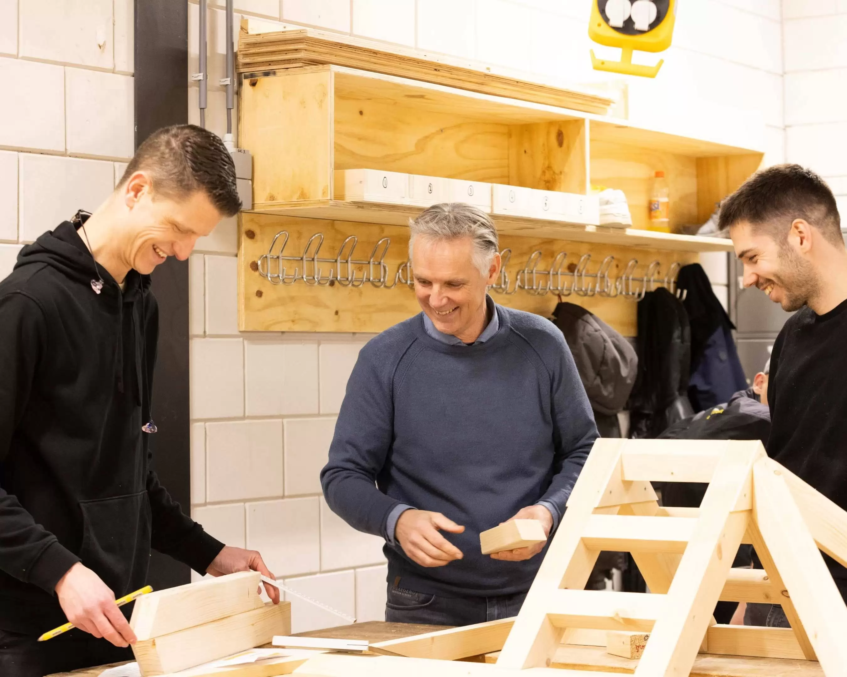 Studenten Leraar Technisch Beroepsonderwijs werken aan opdracht