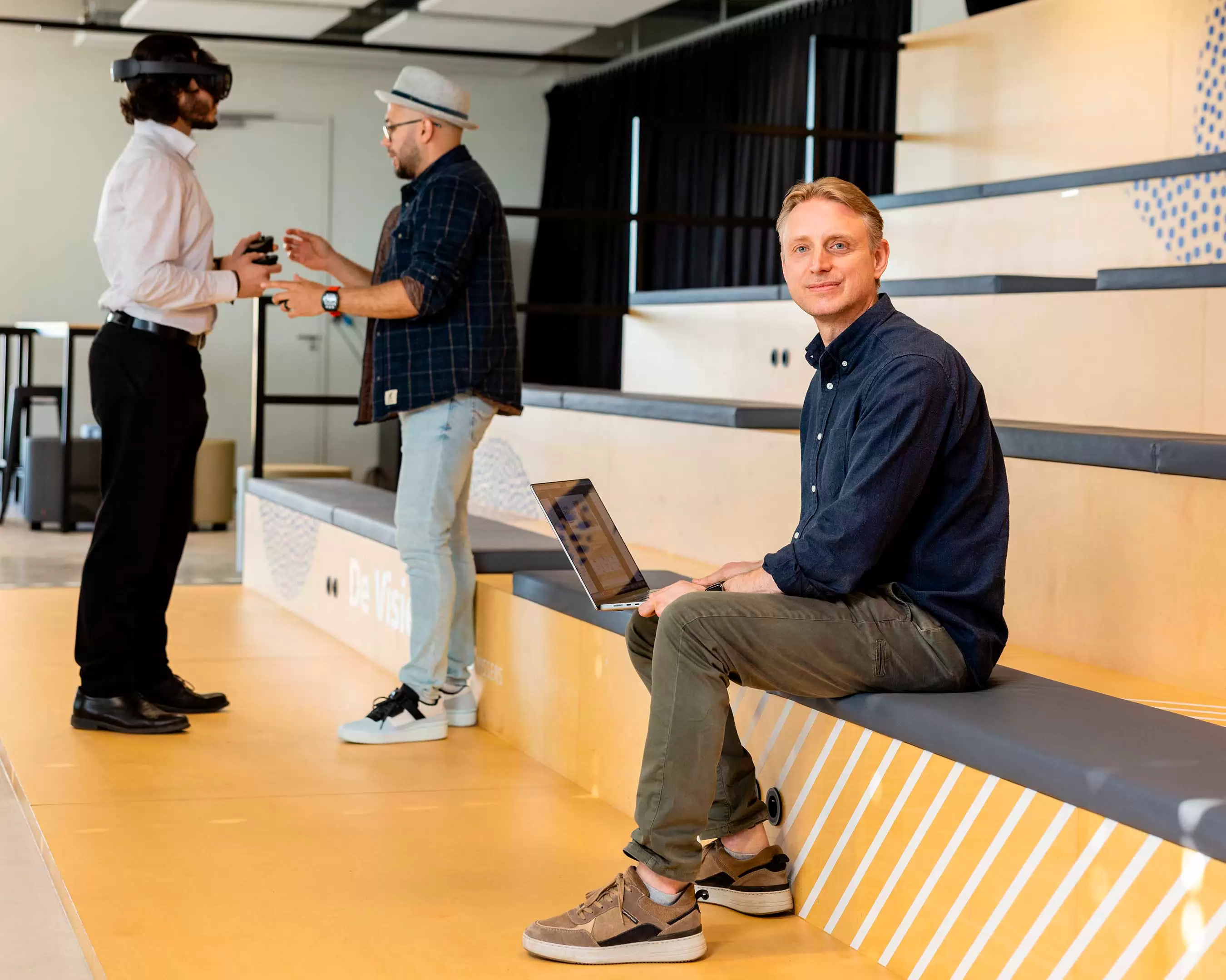 Studenten ICT deeltijd testen VR bril