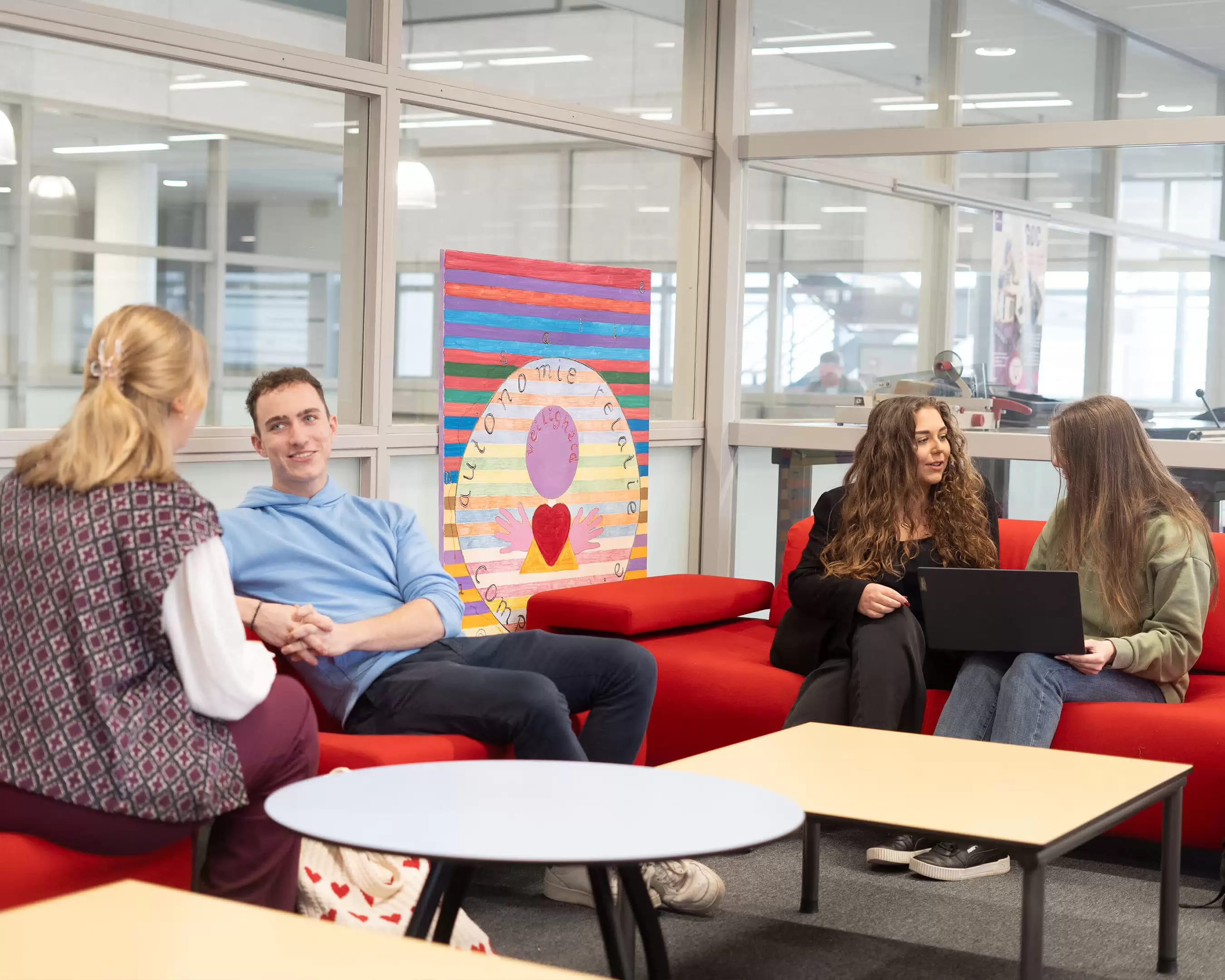 Studenten overleggen in zithoek lerarenopleiding Nederlands voltijd