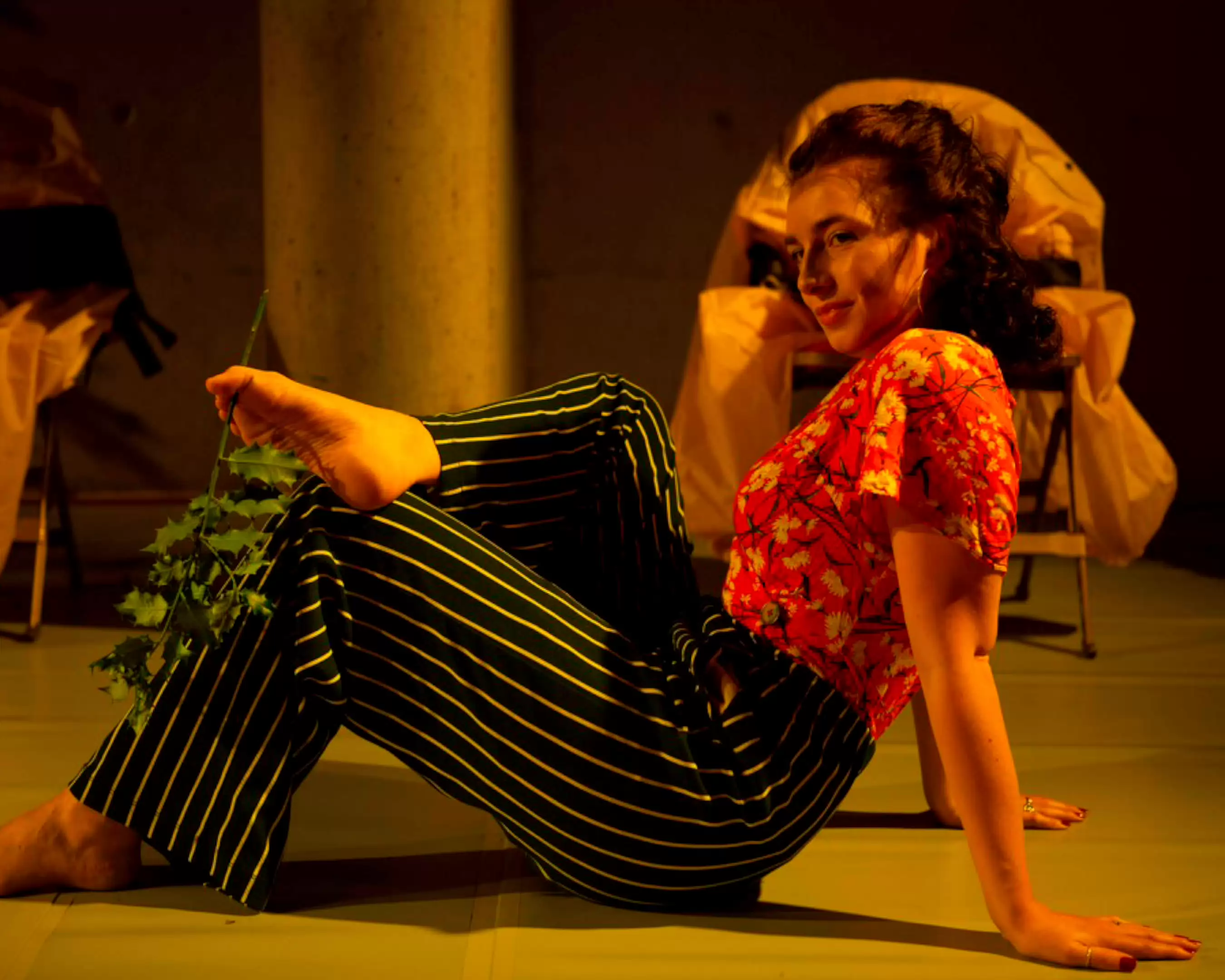 Een student van de Deeltijd opleiding Docent Theater zit op de grond tijdens haar voorstelling