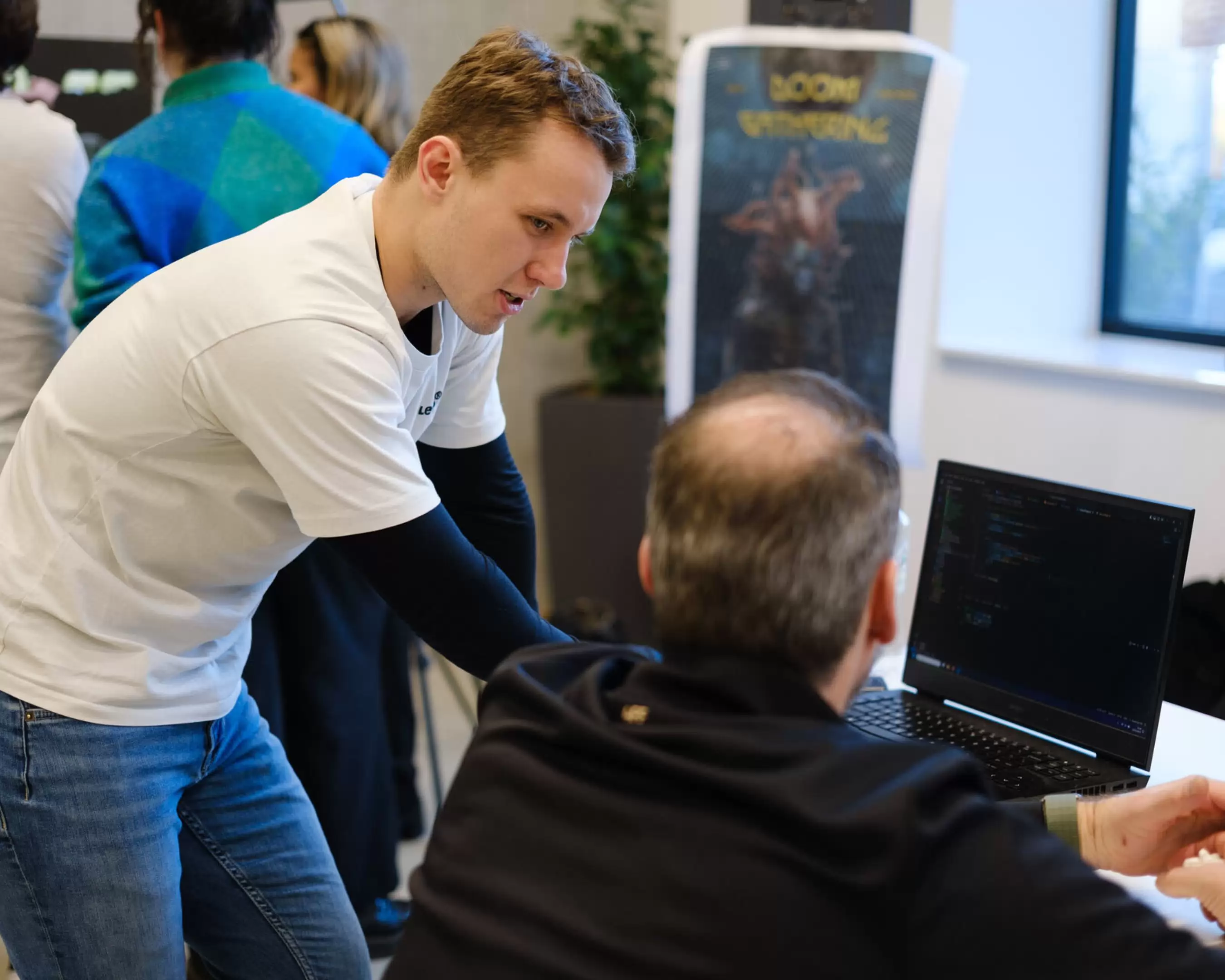 Student en docent in gesprek, master Leraar Informatica