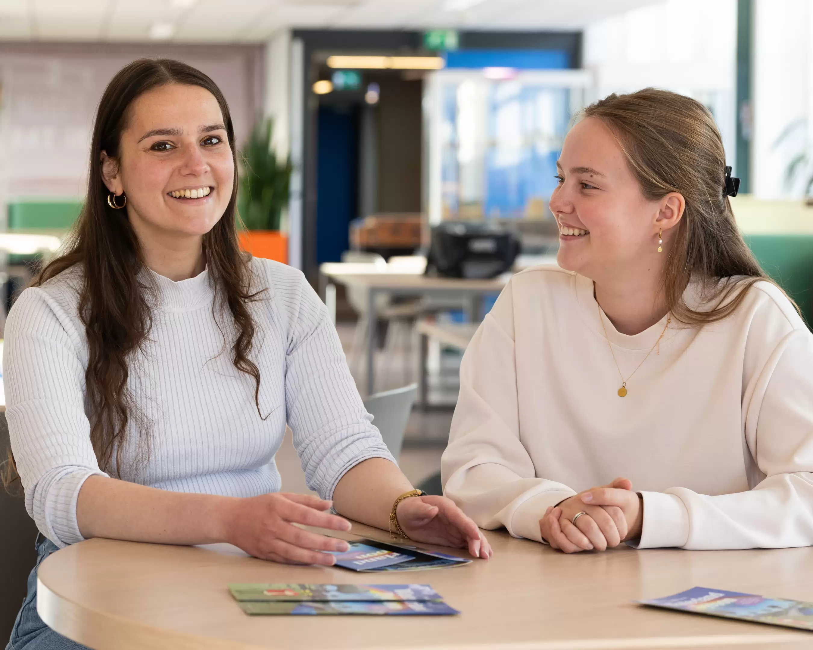 Studenten van de lerarenopleiding in de klas