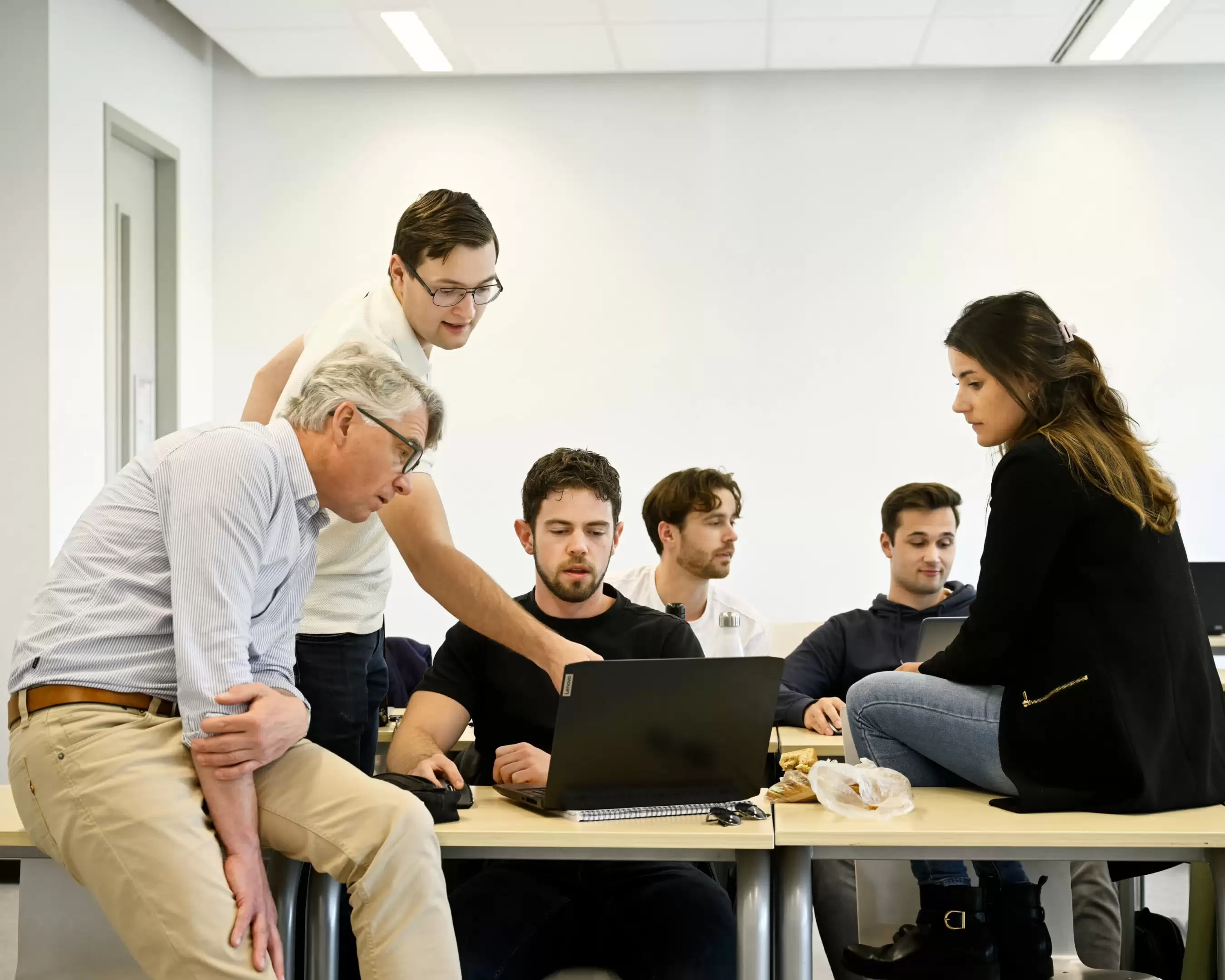 Studenten werken samen aan een opdracht