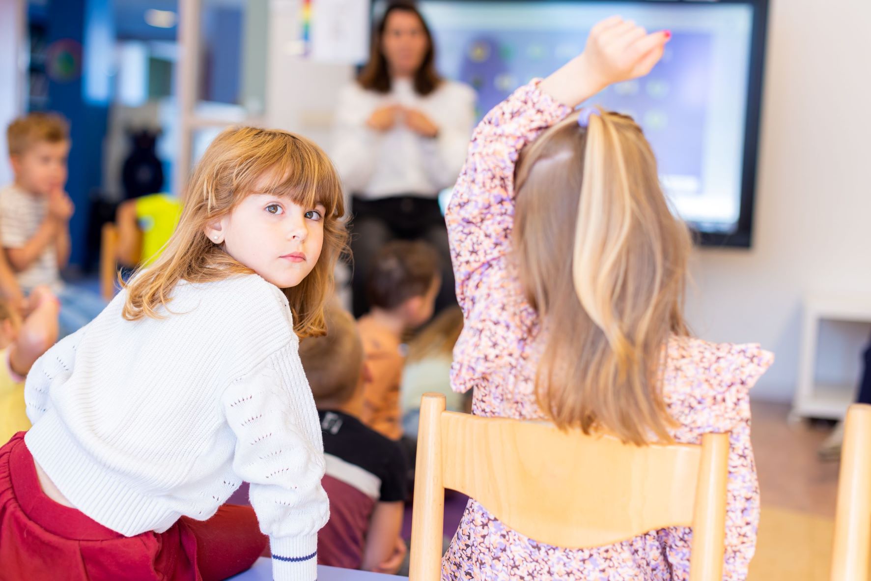 Twee jonge kinderen in de les