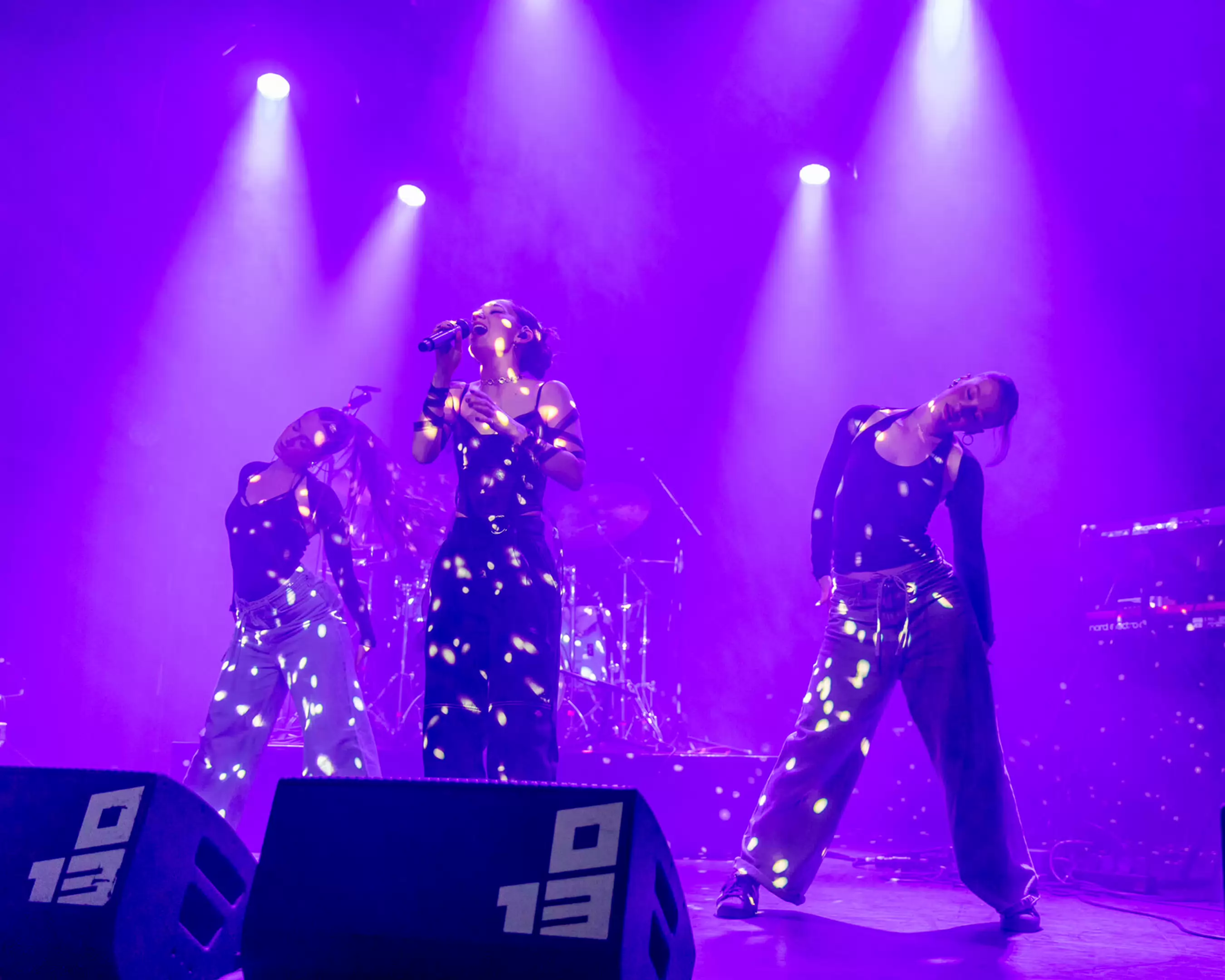 Een student van Rockacademie staat op het podium van 013 als vocalist