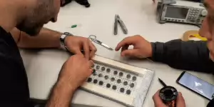 Studenten werken aan een onderzoeksproject