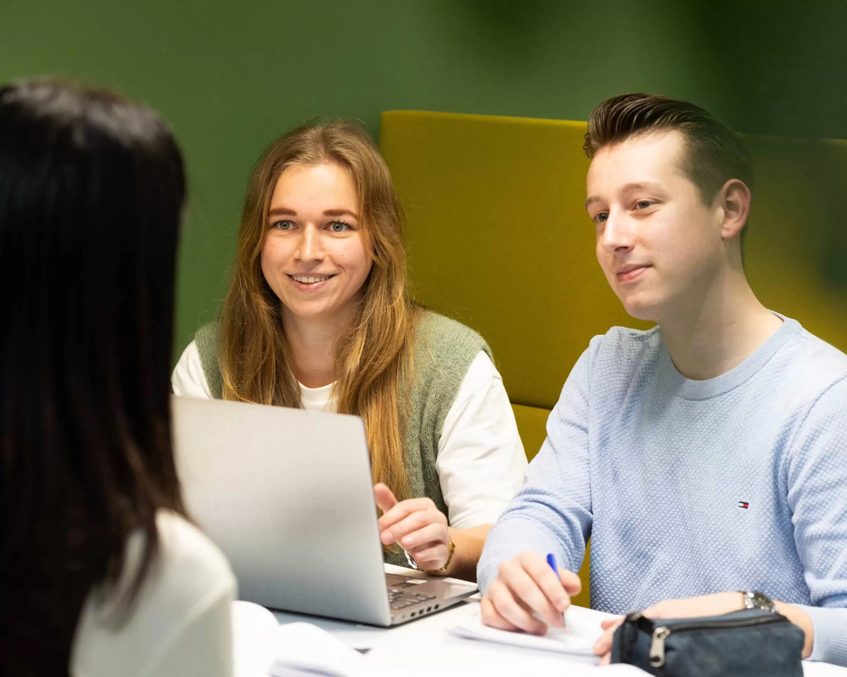 De studenten van de opleiding Leraar Levensbeschouwing werken aan een opdracht