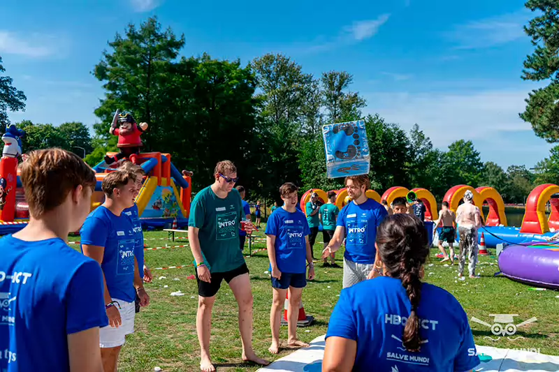 Studenten buiten tijdens introweek