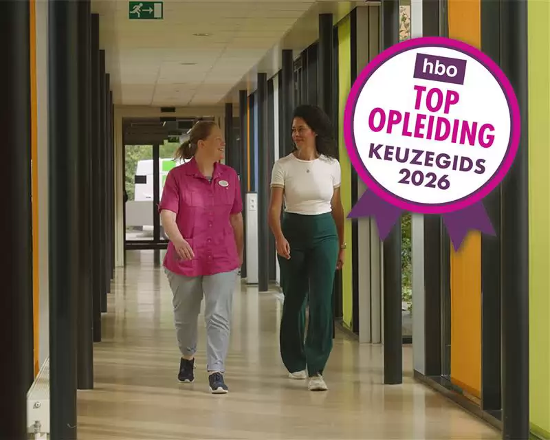Studenten van de deeltijdopleiding Management in de Zorg zijn aan het lopen