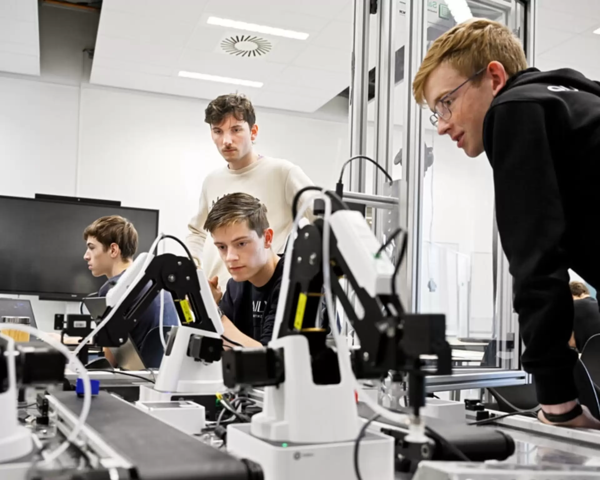 Studenten Mechatronica werken samen aan een project