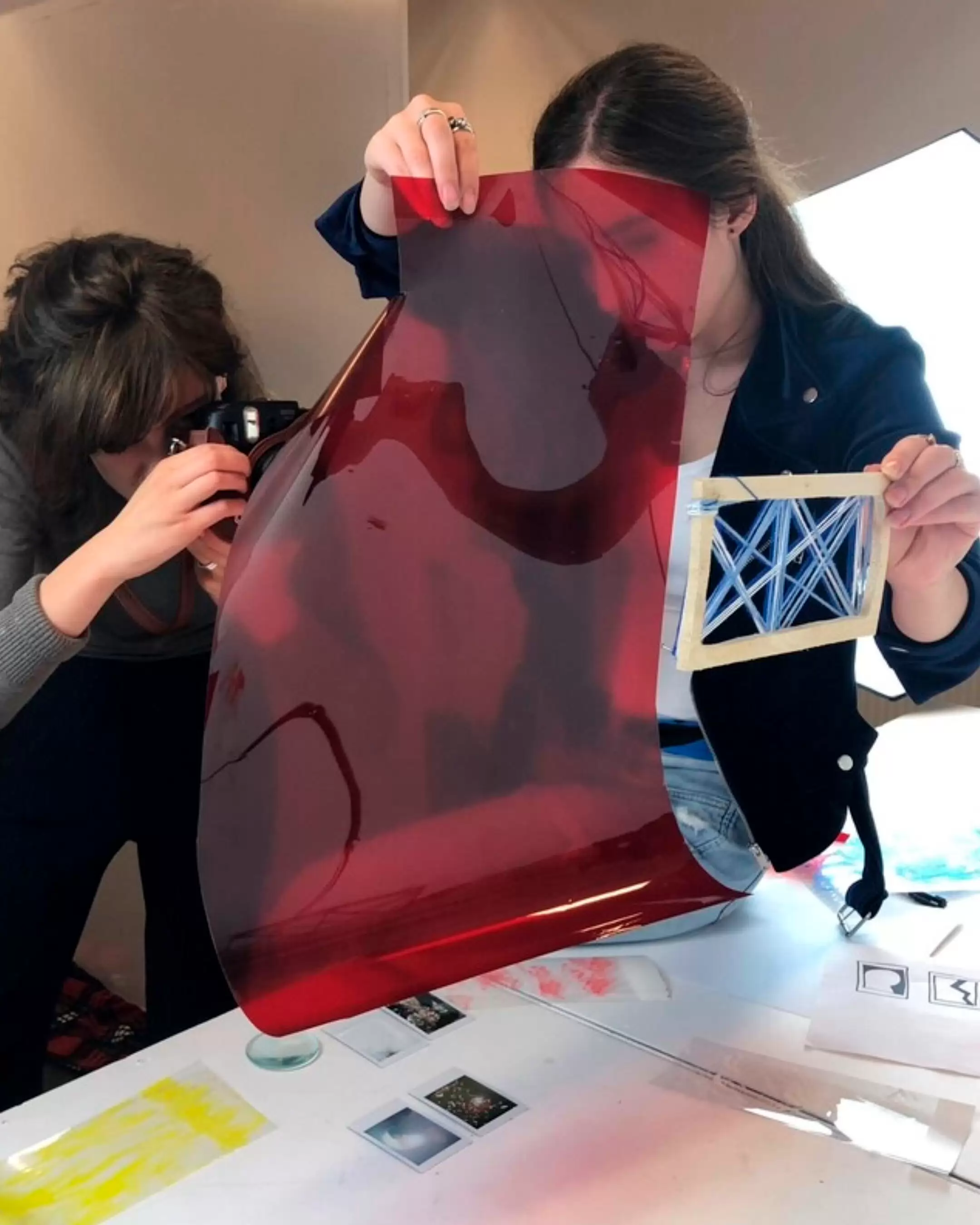 studenten aan het werk in de fotostudio