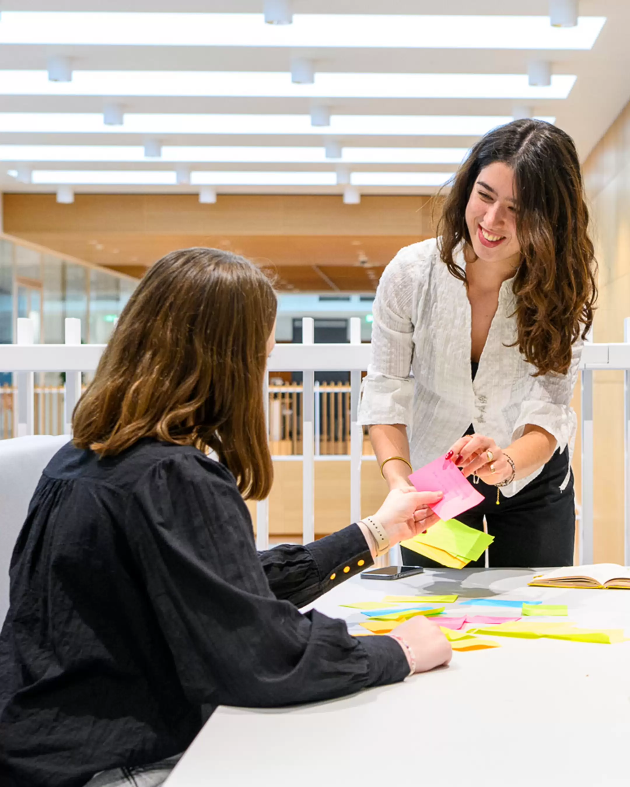 Twee studenten werken aan opdracht master Duurzaamheidstransities bij Fontys