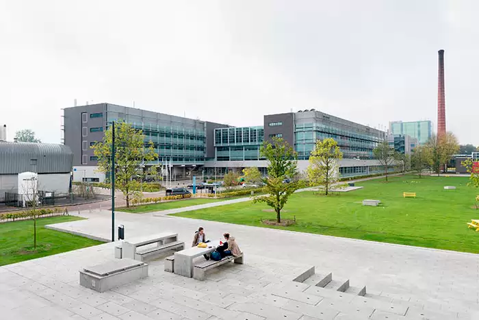 Zij-/vooraanzicht van de Rondom op de TU/e campus