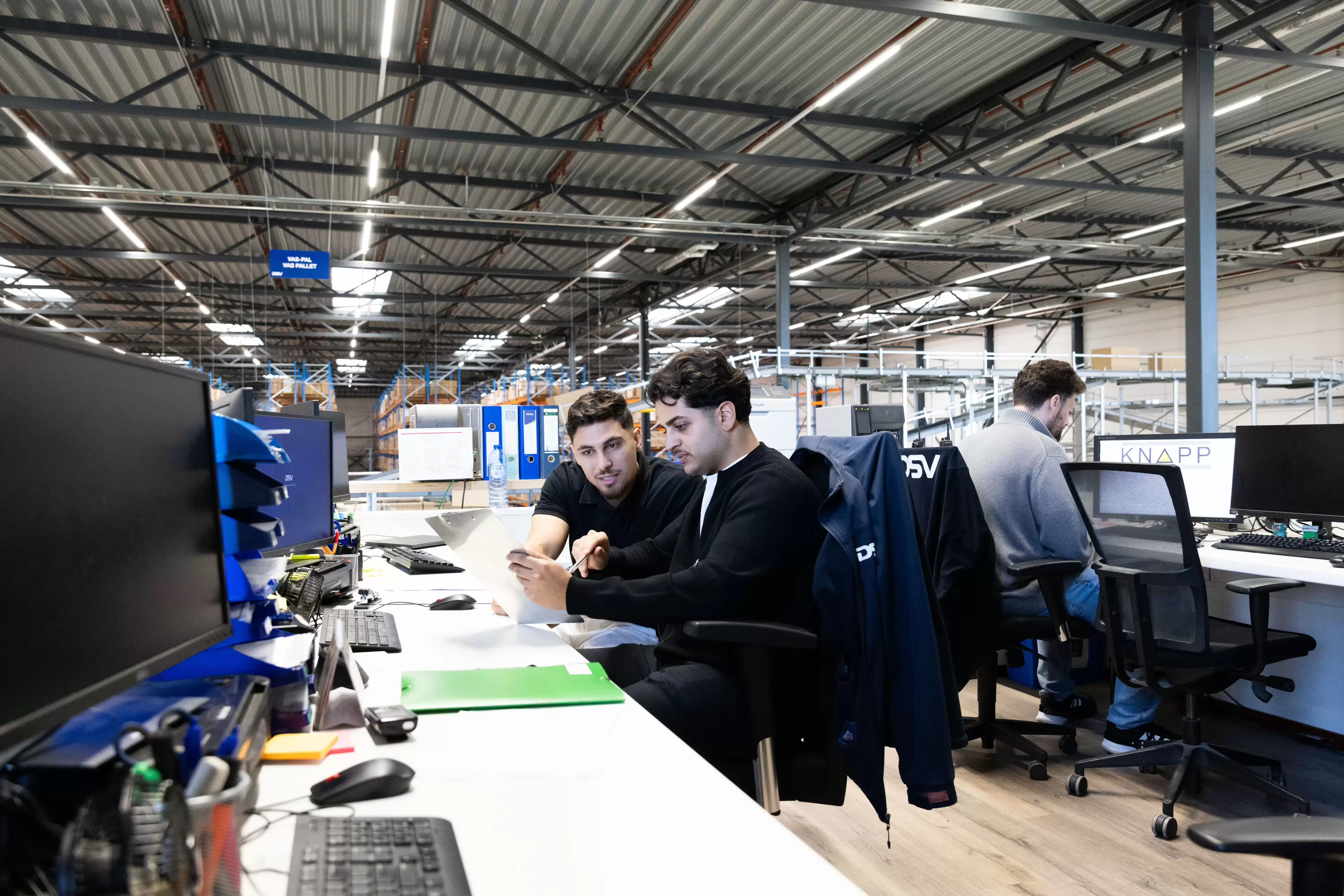 Studenten werken in een distributiecentrum