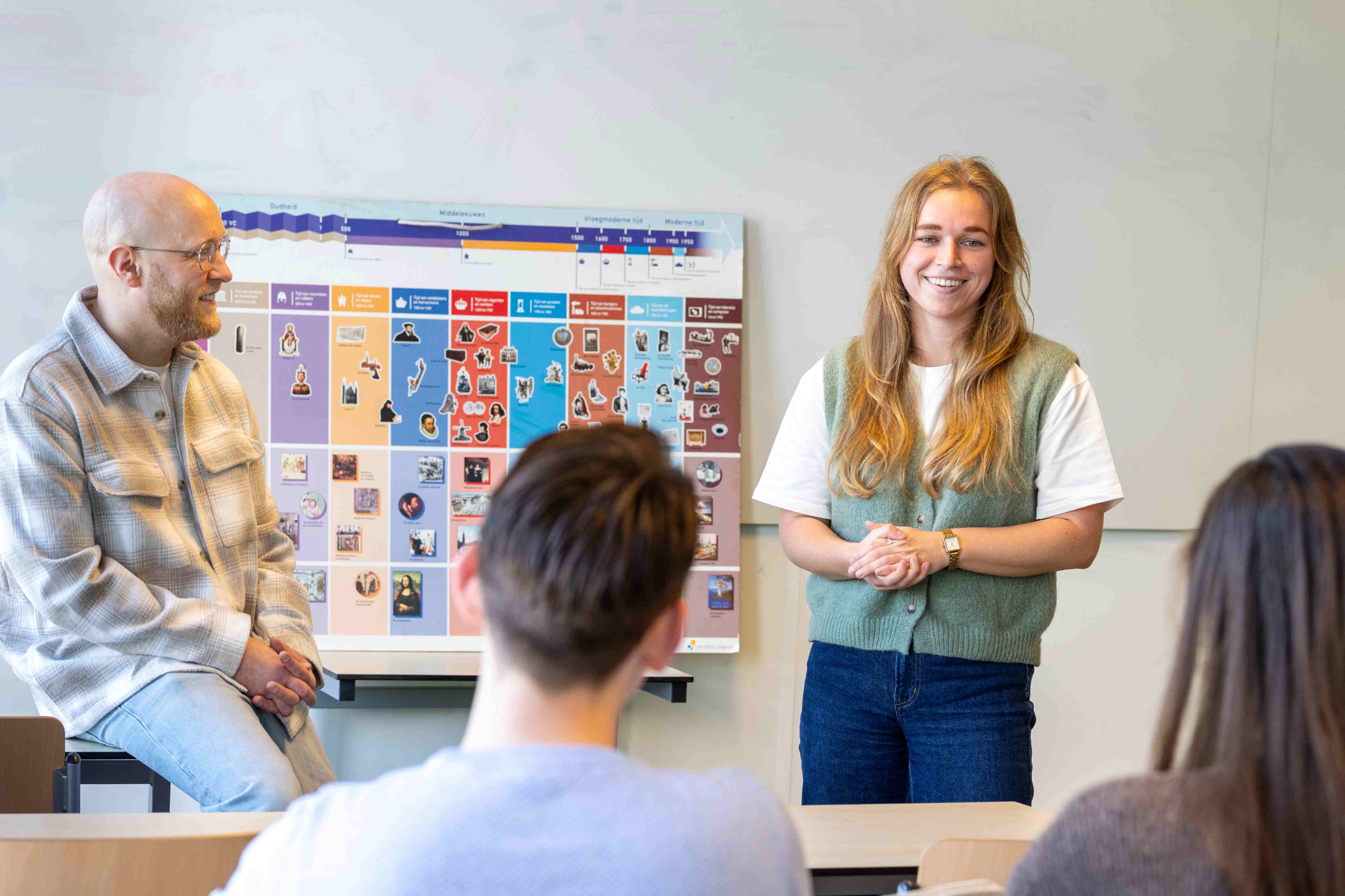 Studenten opleiding Leraar Geschiedenis geeft les aan een klas