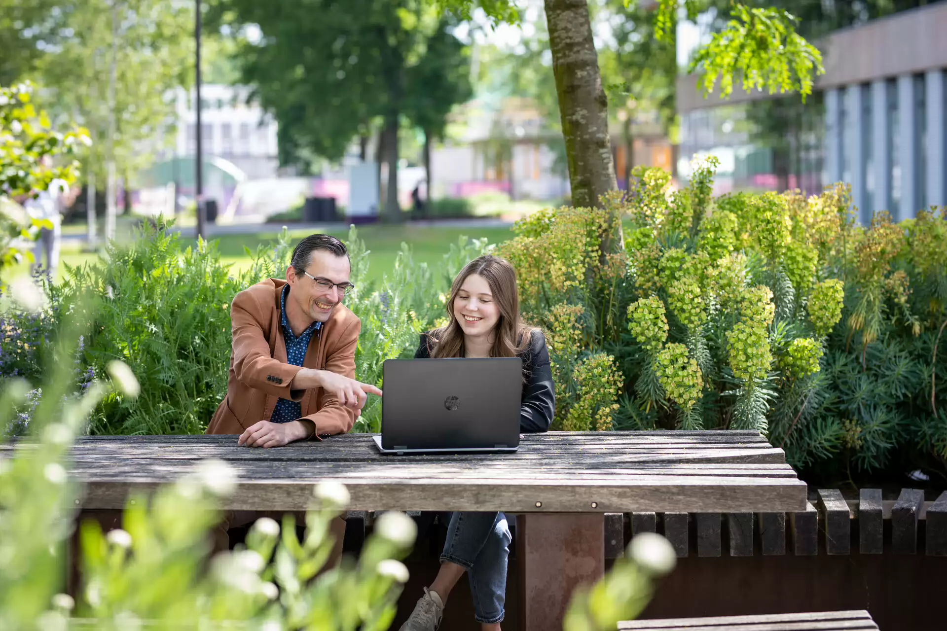 ouders staan op de foto