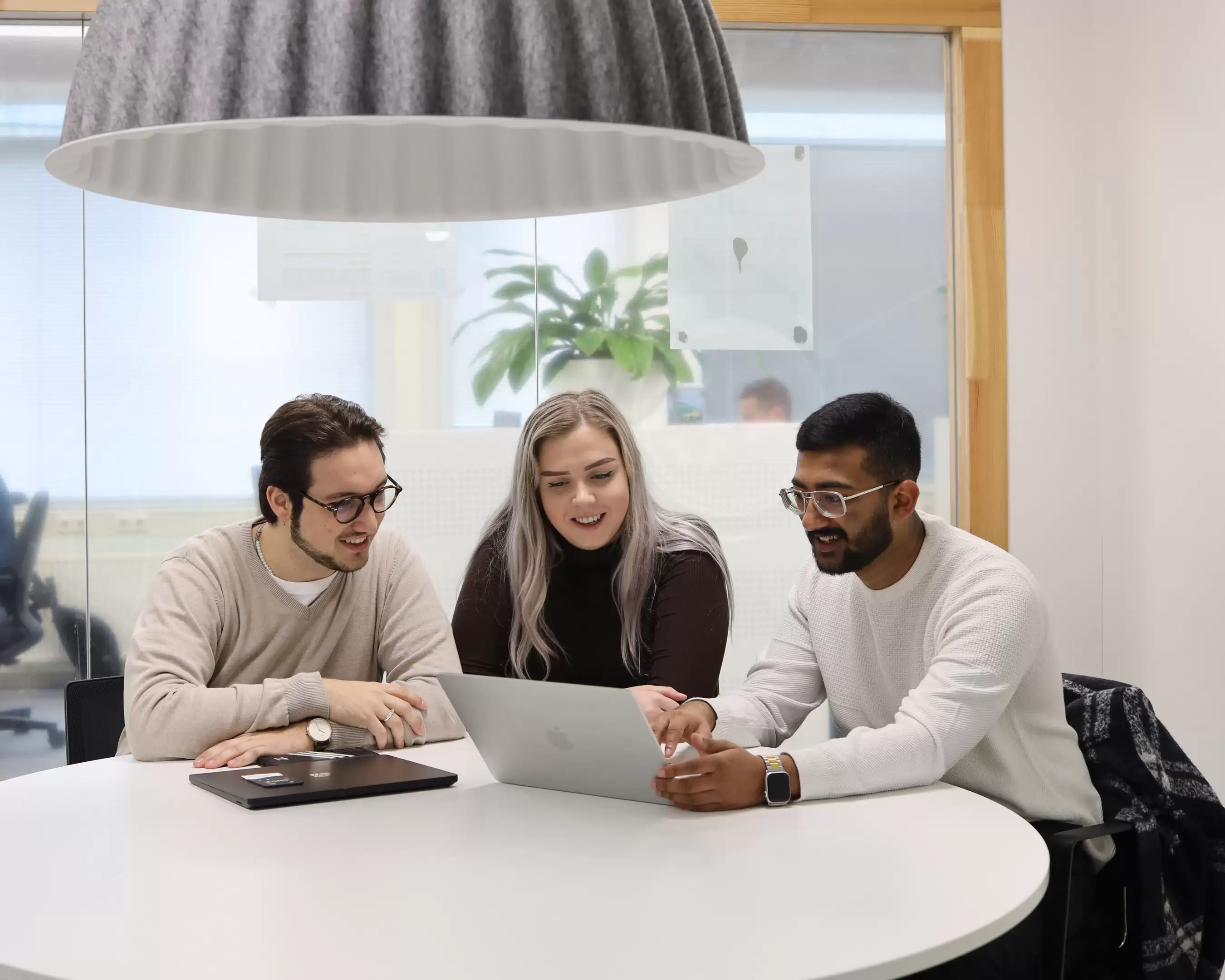 Studenten Finance werken aan een opdracht