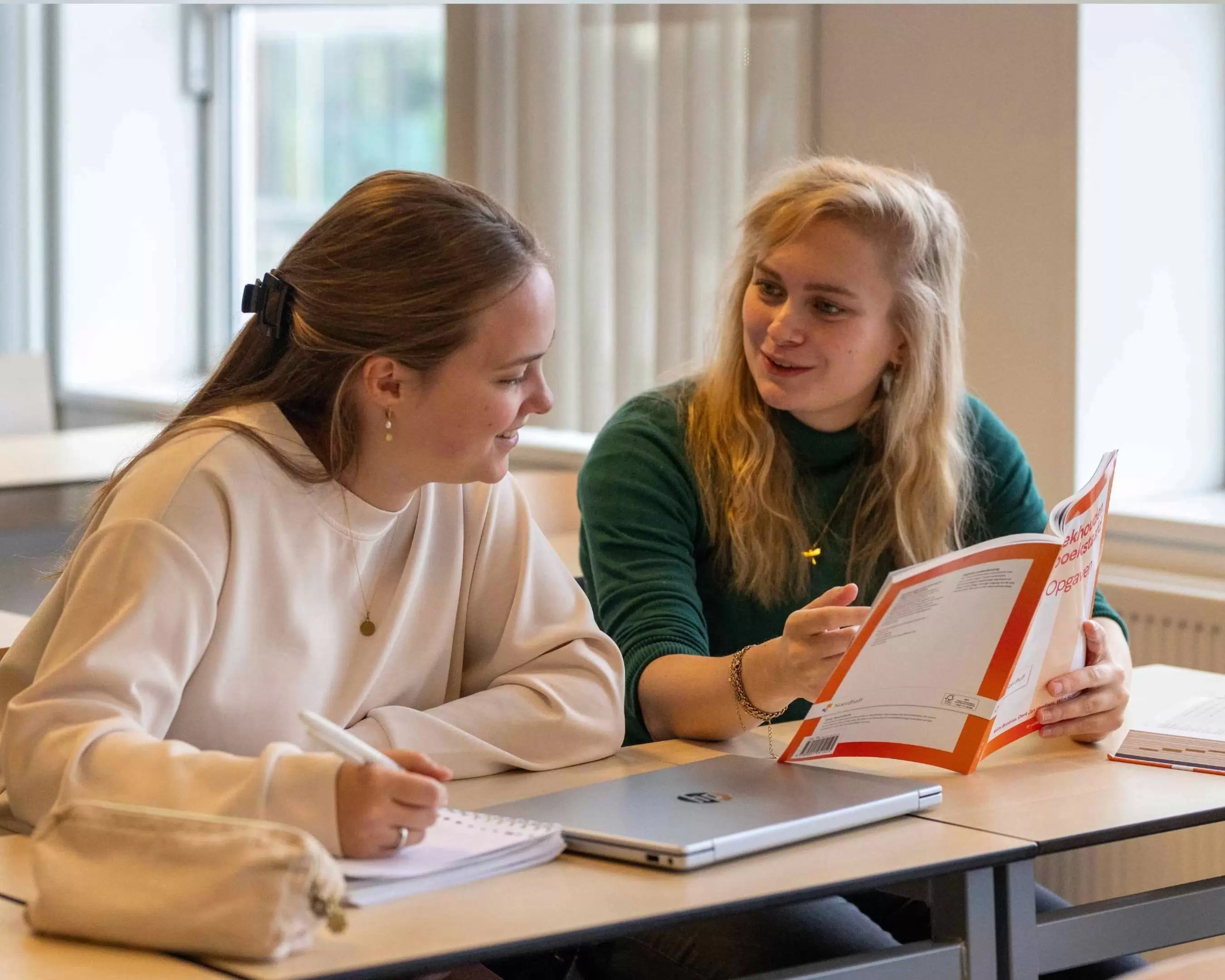 Student en docent met elkaar in gesprek