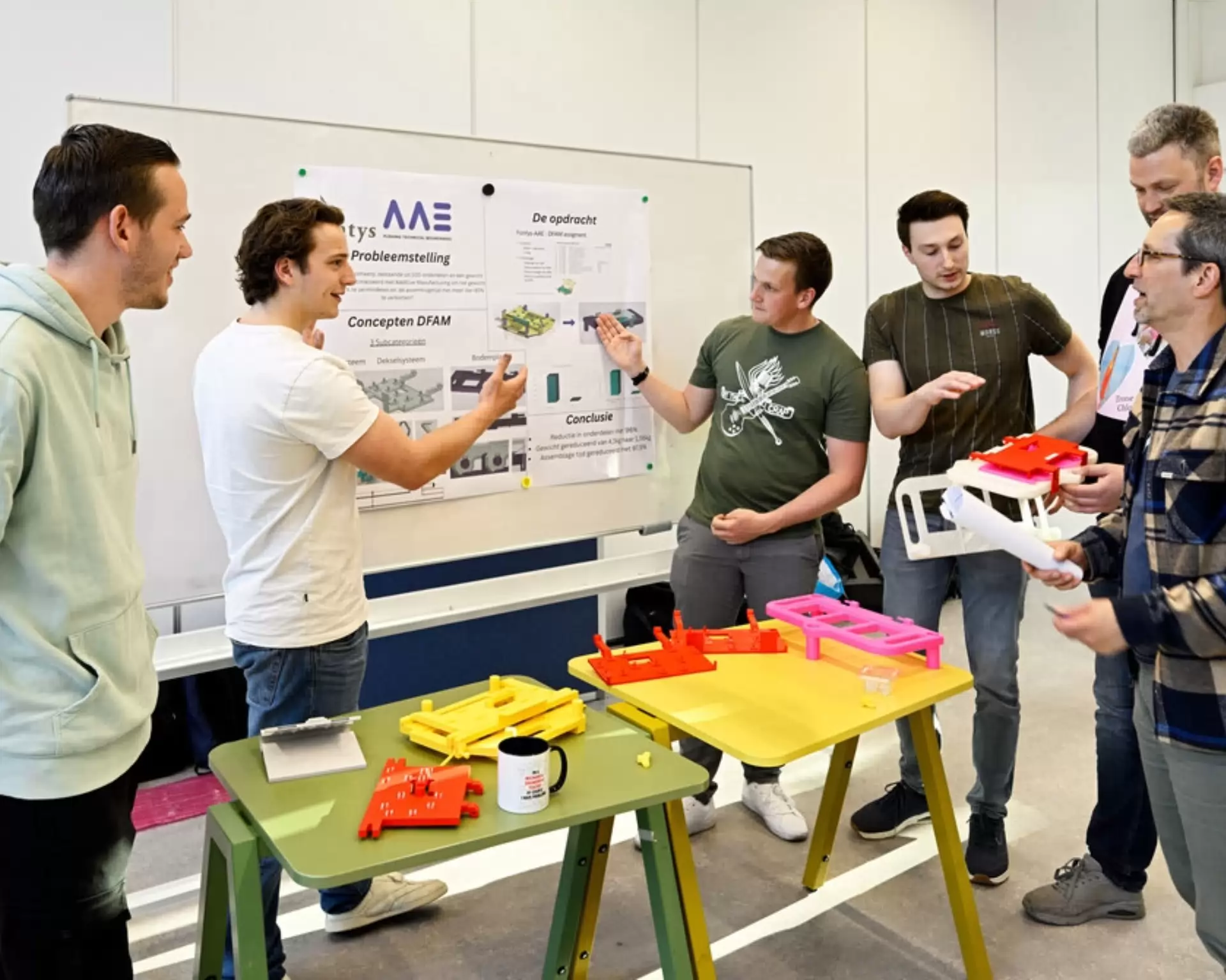 Studenten van de deeltijdstudie Werktuigbouwkunde werken aan een project