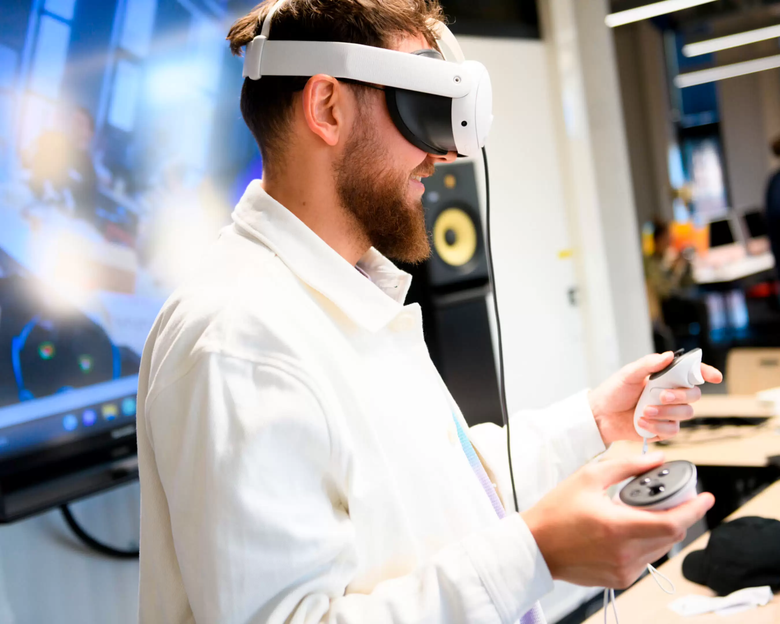 A student from the Master Urbanism is exploring his options in Virtual Reality. He is wearing VR glasses.