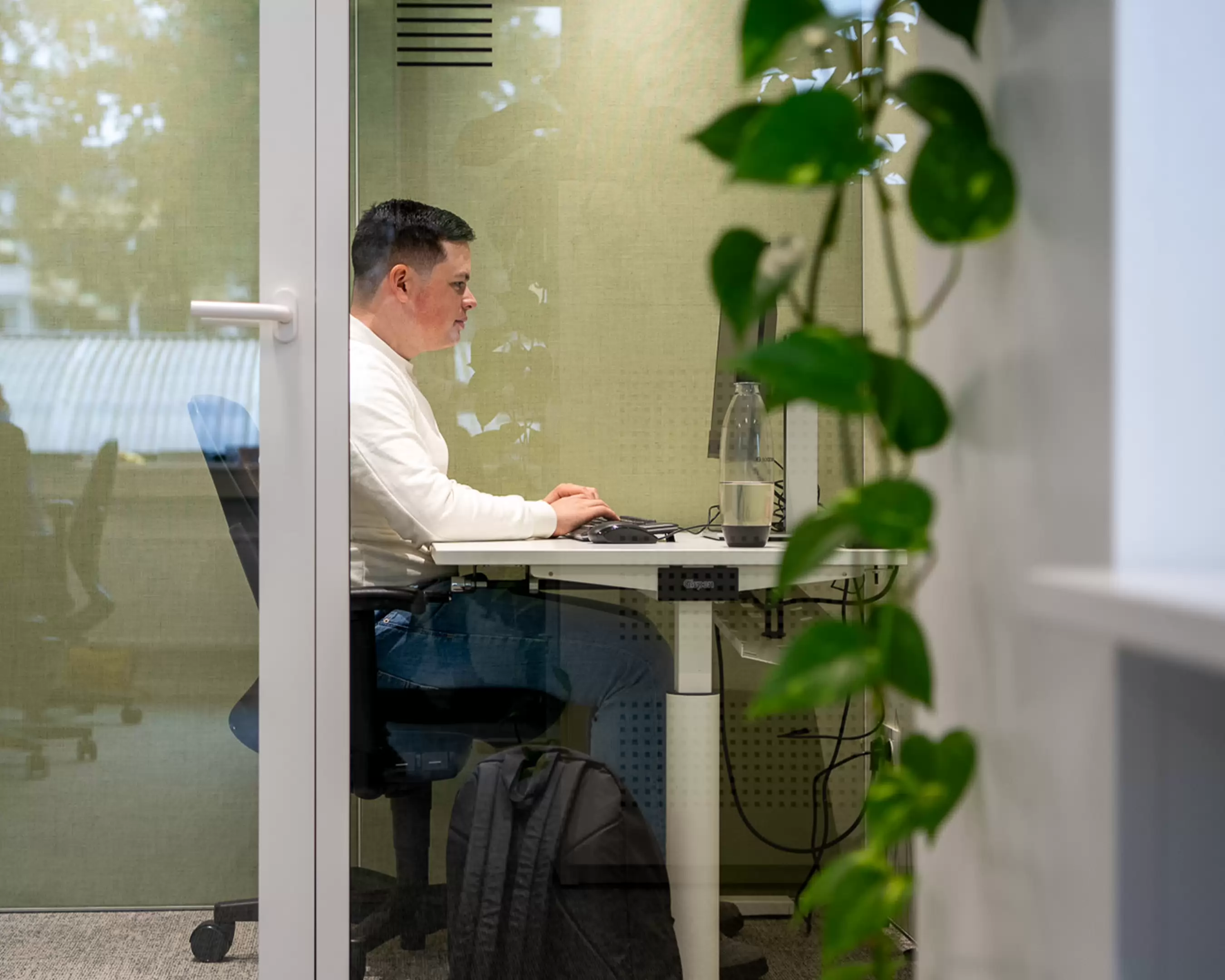Fontys Finance & Control student werkt aan zijn afstudeerscriptie.