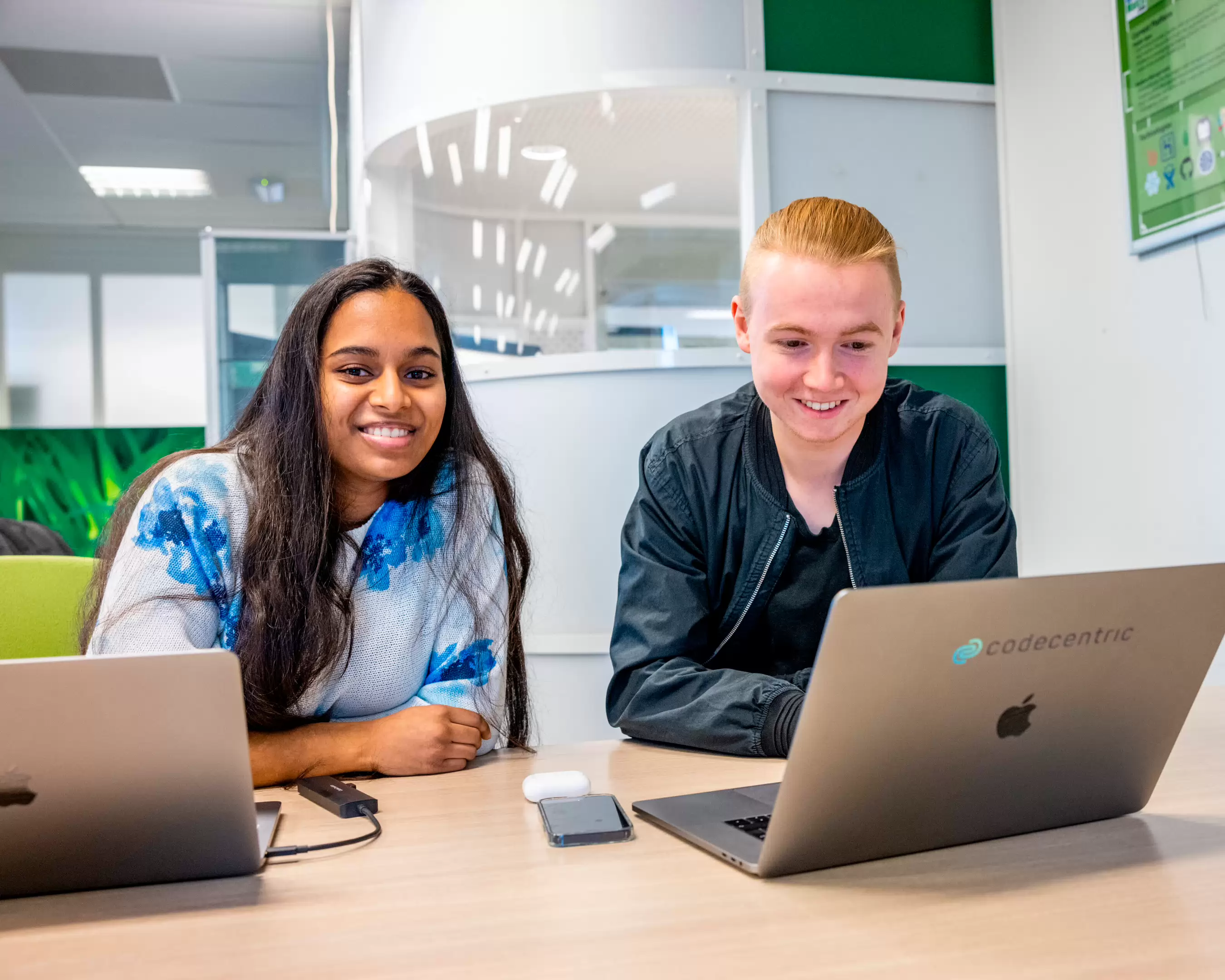 Studenten van Informatica opleiding werken samen