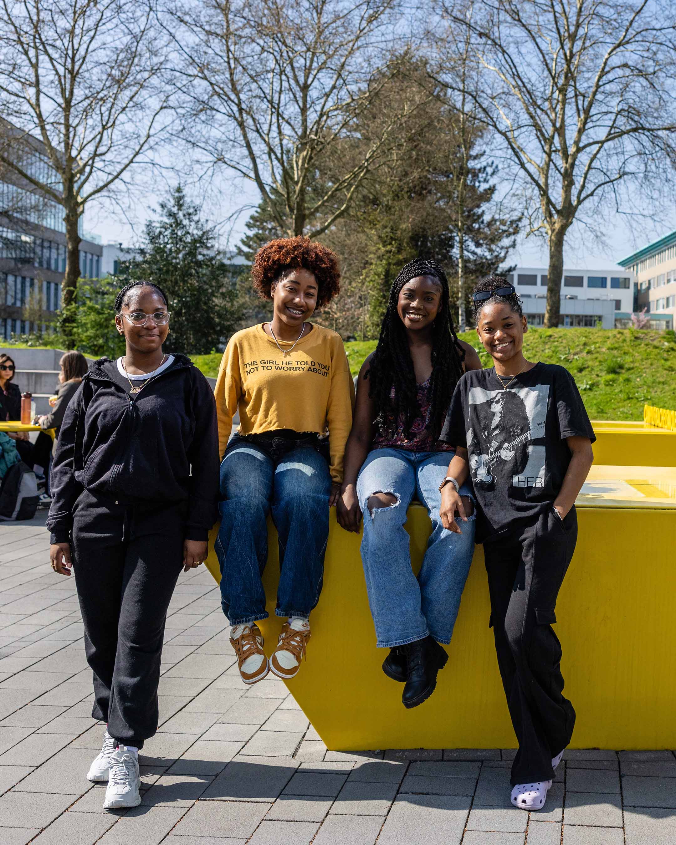 Drie studenten werken samen