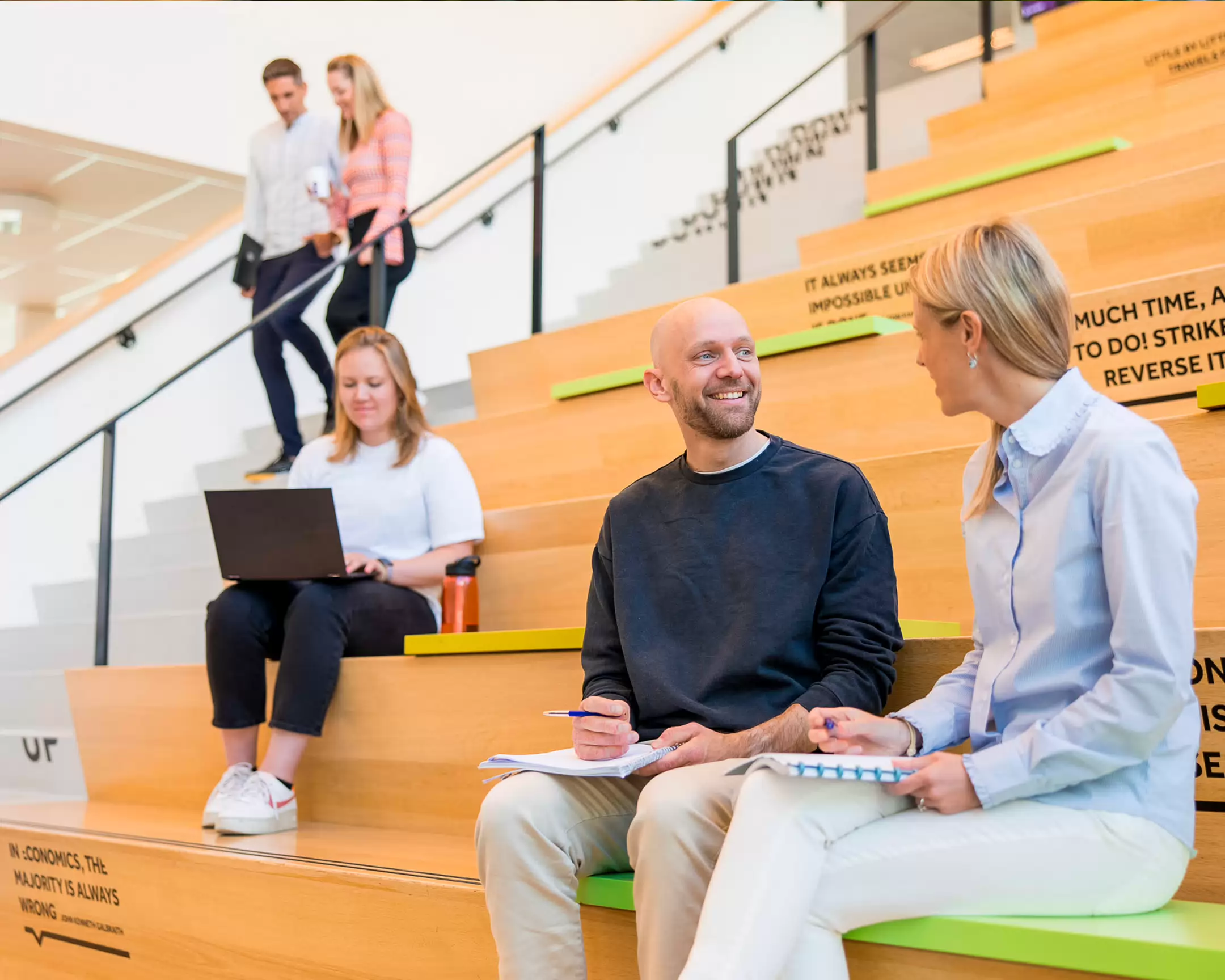 Studenten gezonde samenleving zitten op de trap