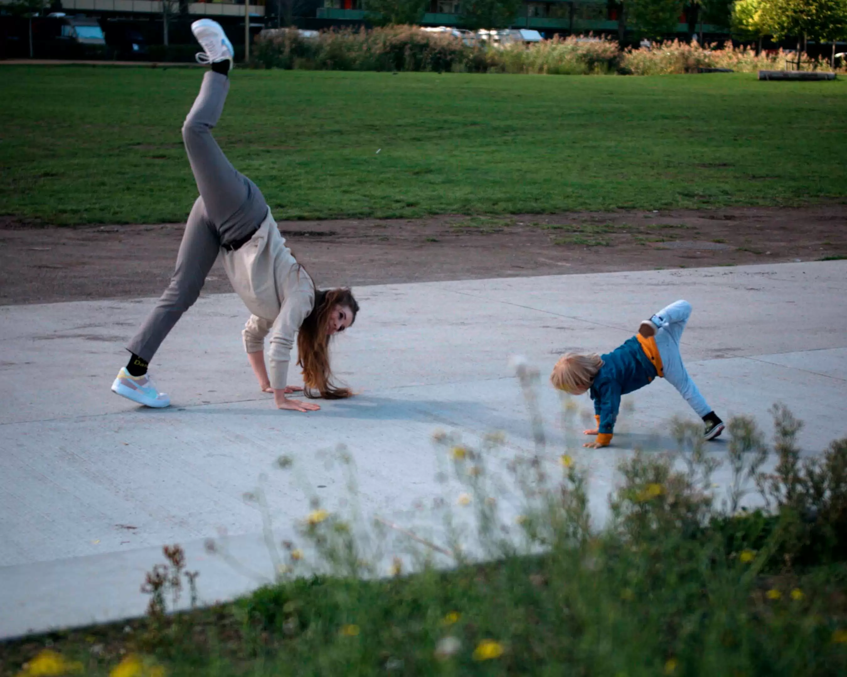 Docent dans aan het werk buiten