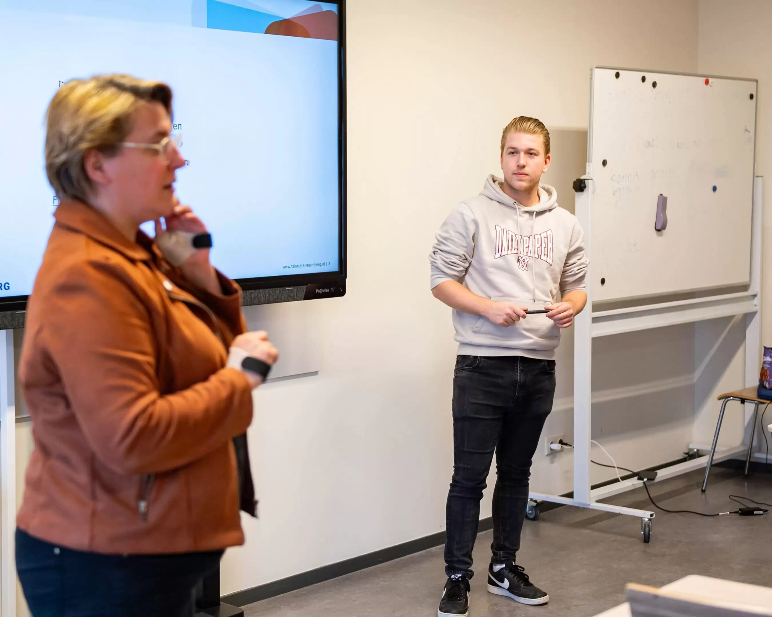Studenten zitten in de studieruimte en zijn aan het overleggen.