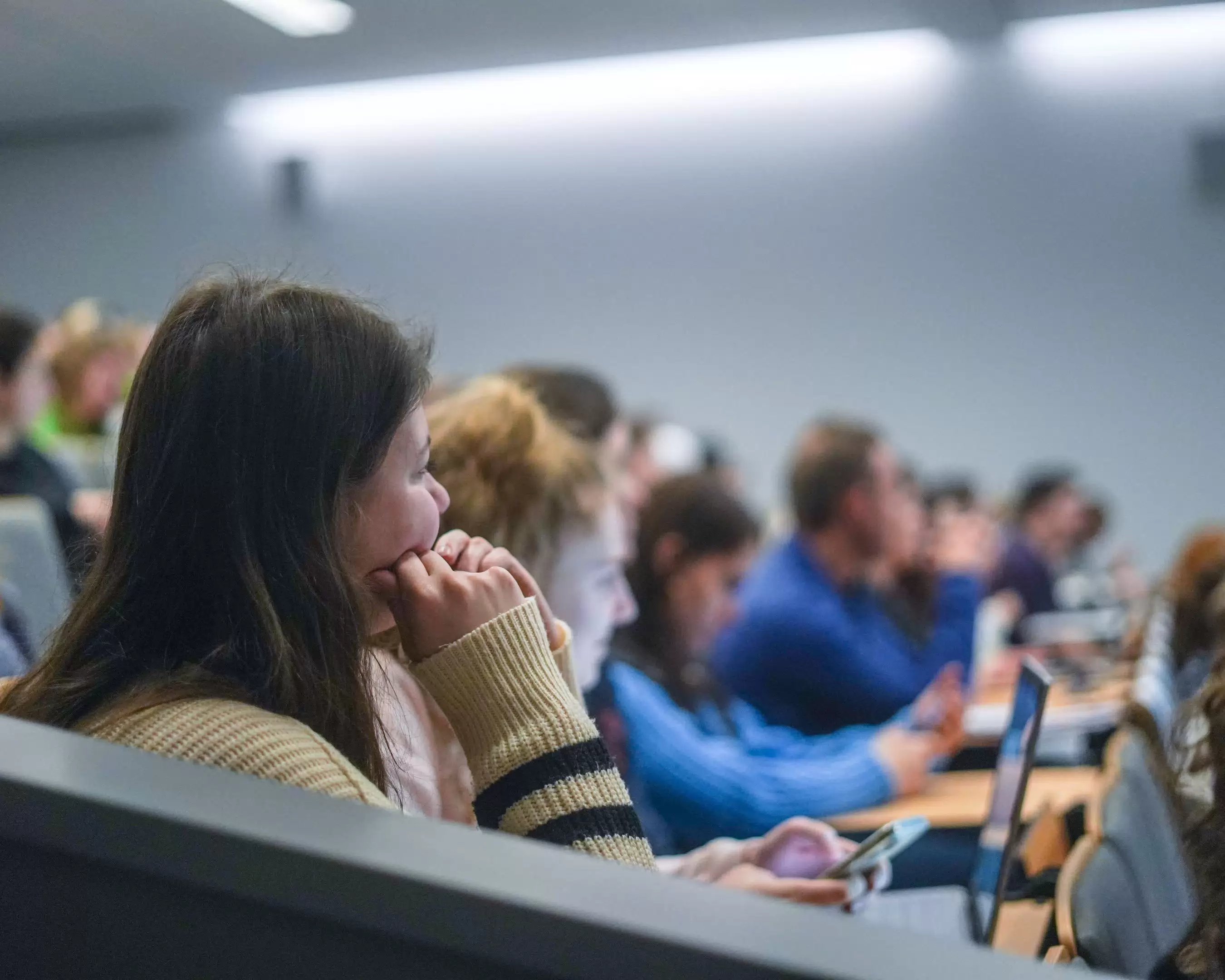 Een groep studenten in een collegezaal