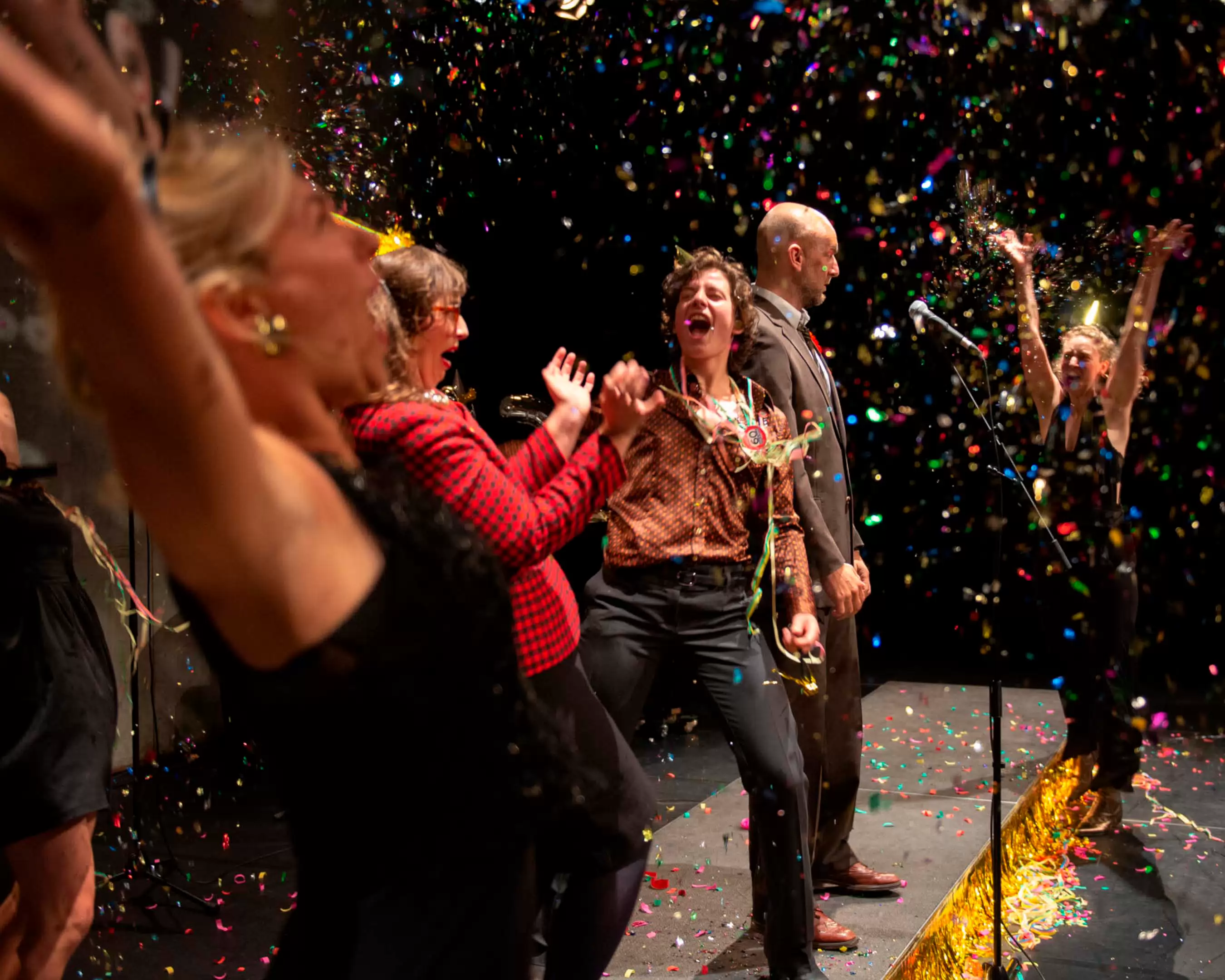 studenten docent theater spelen in een voorstelling