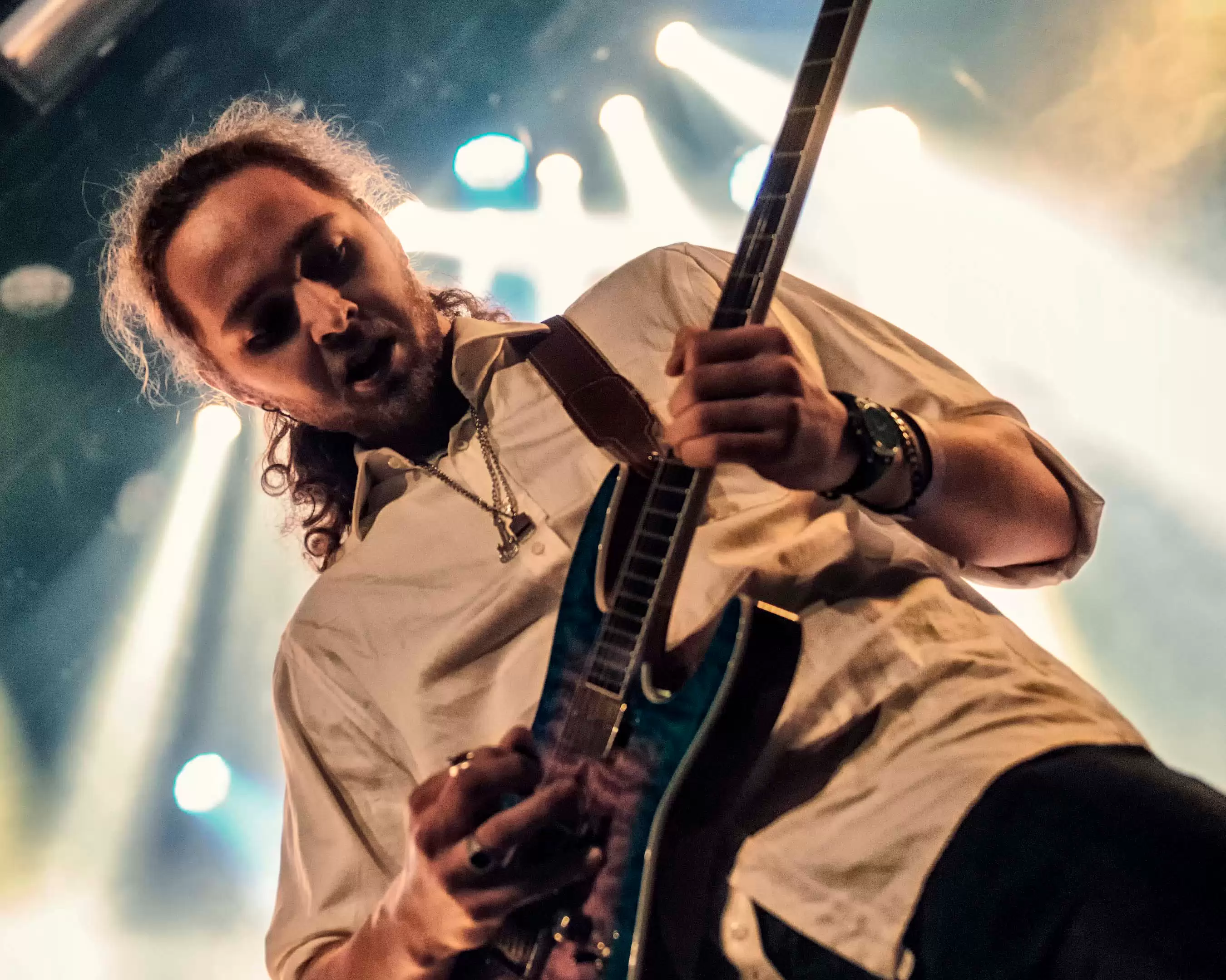 sfeerafbeelding student die gitaar speelt