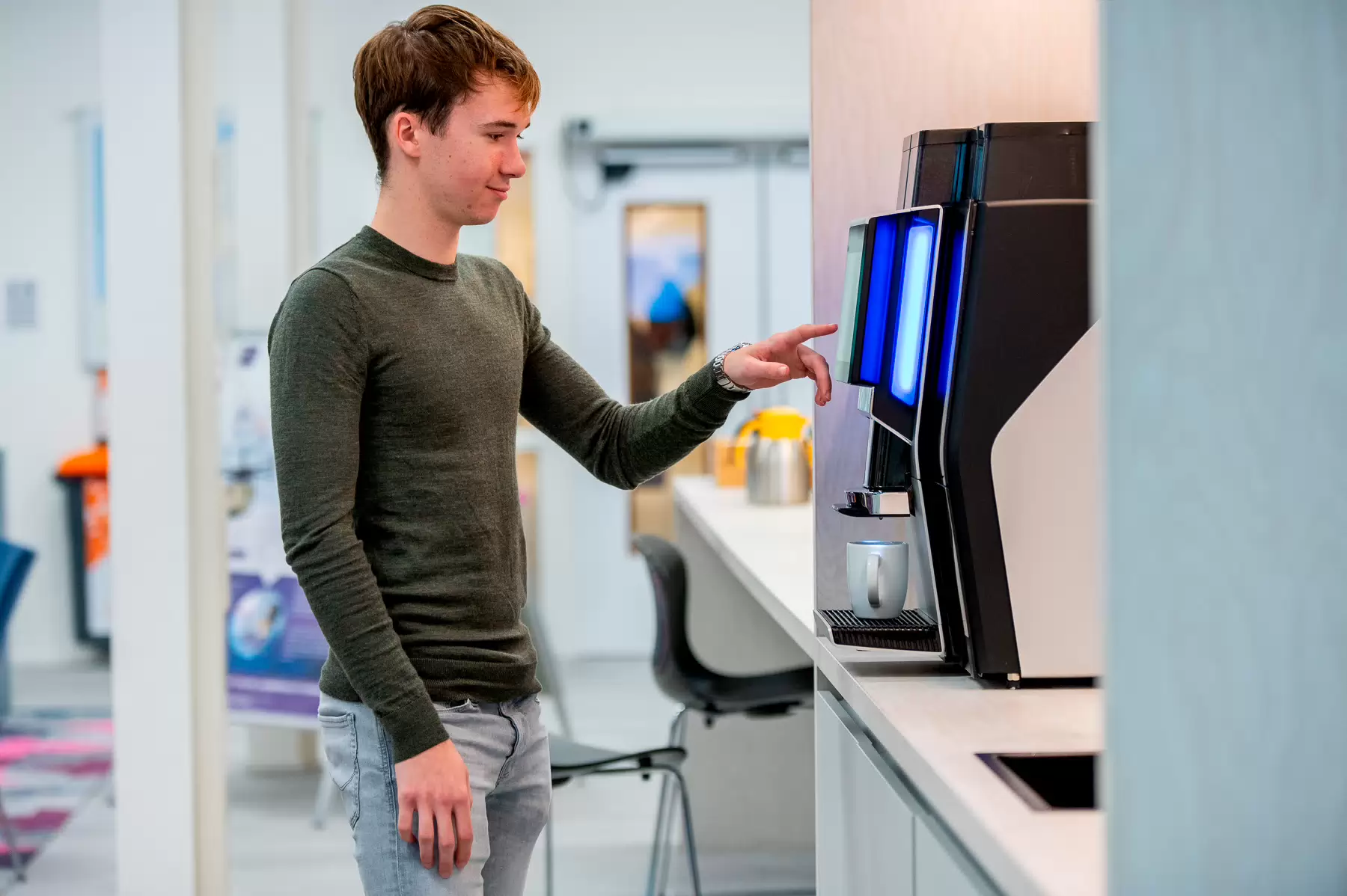 Fontys student taking coffee