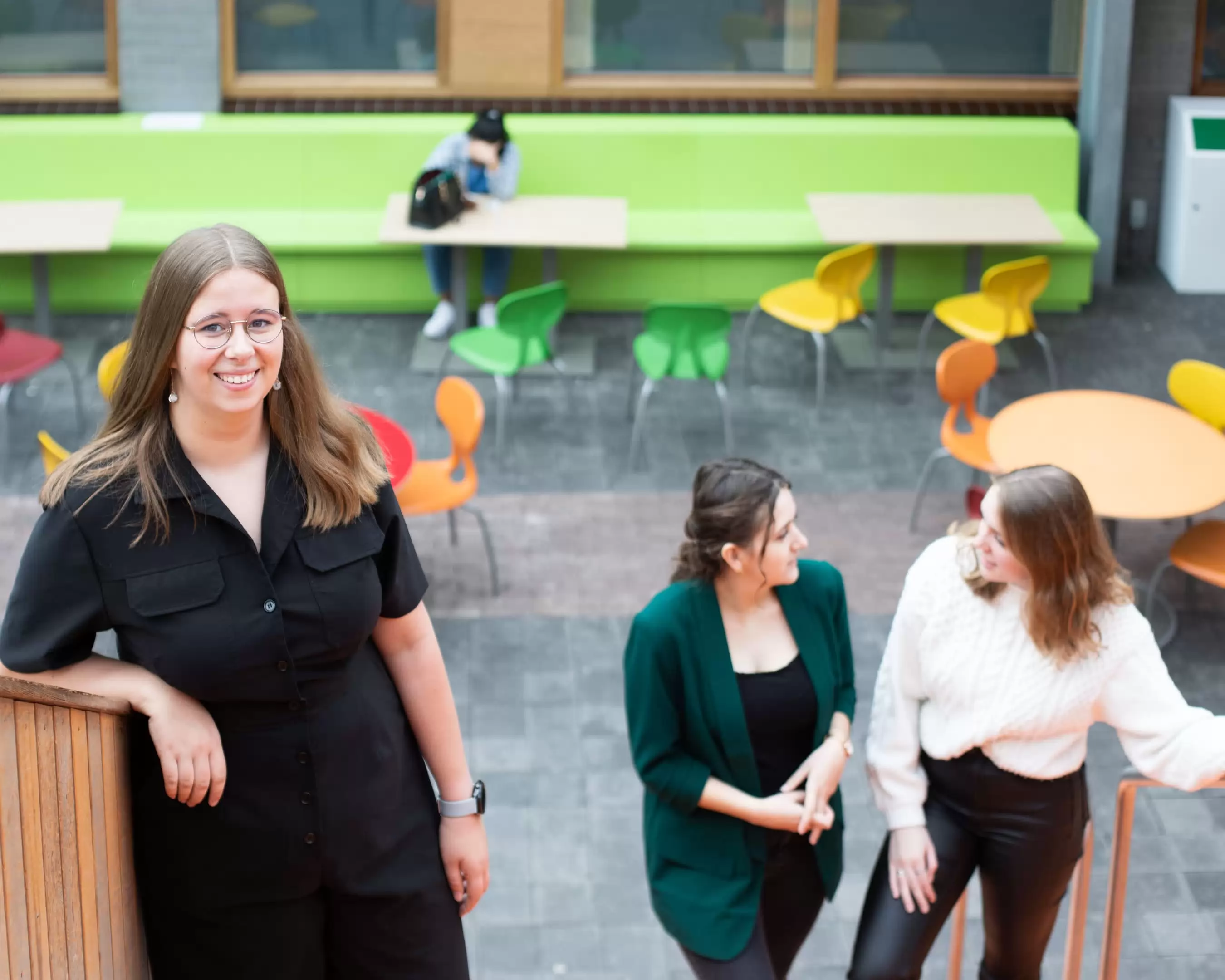 Studenten achter bureau