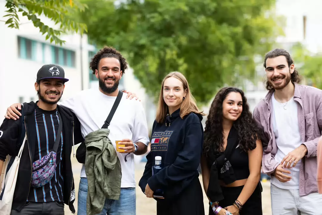 Studenten buiten op de campus
