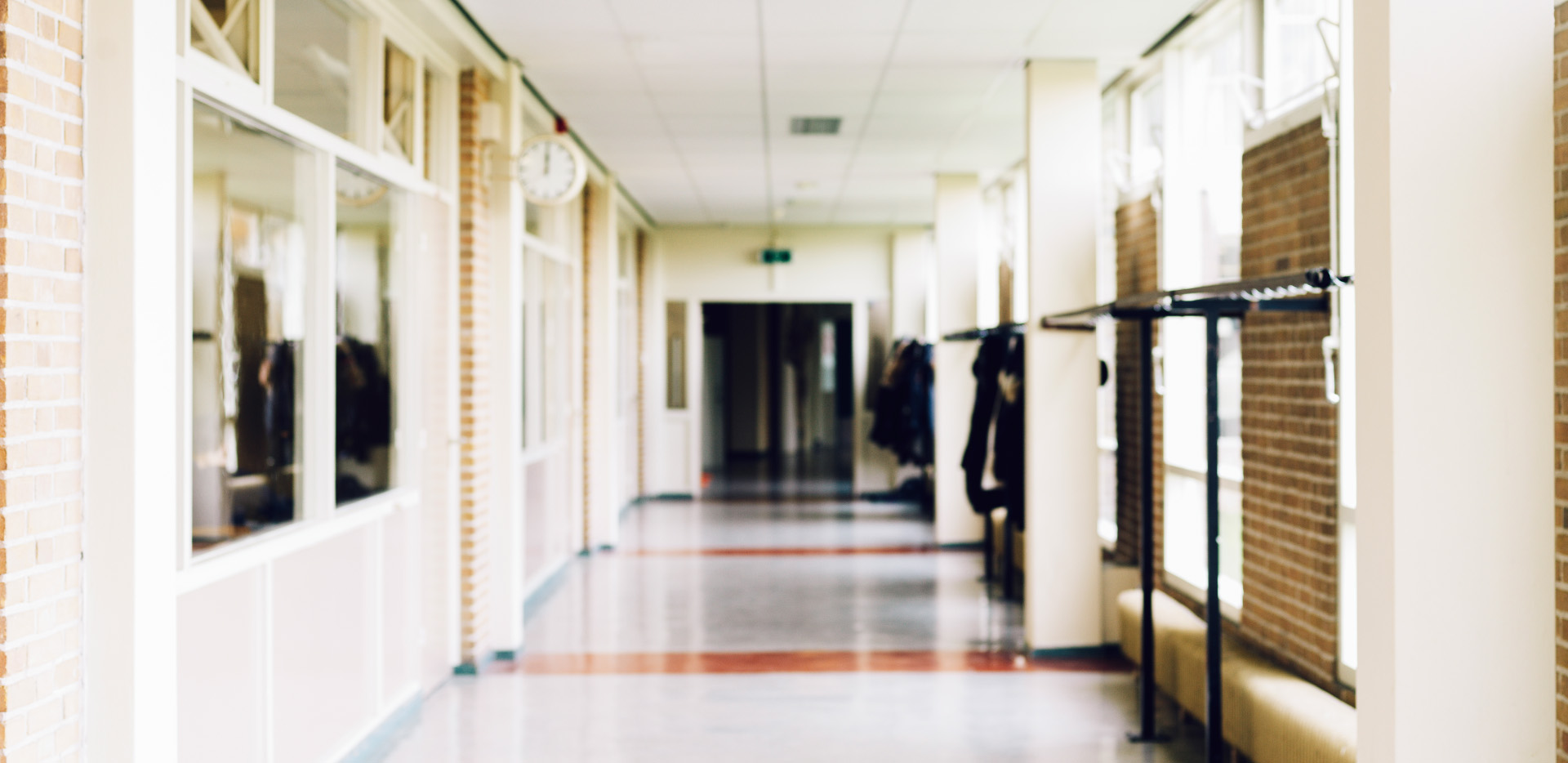 De hal van een schoolgebouw