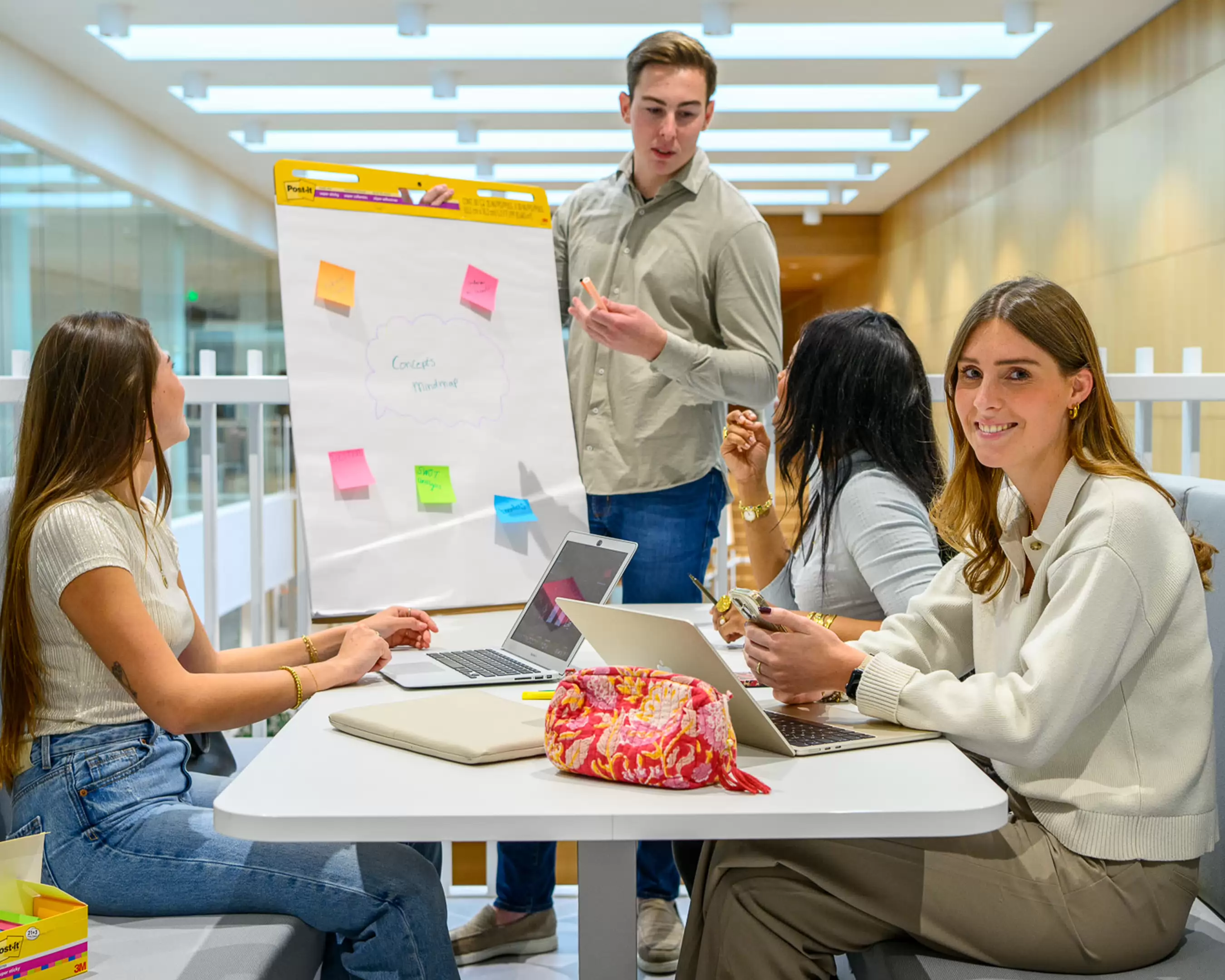 Studenten van de opleiding Finance, Tax and Advice zitten op de trap in het gebouw.