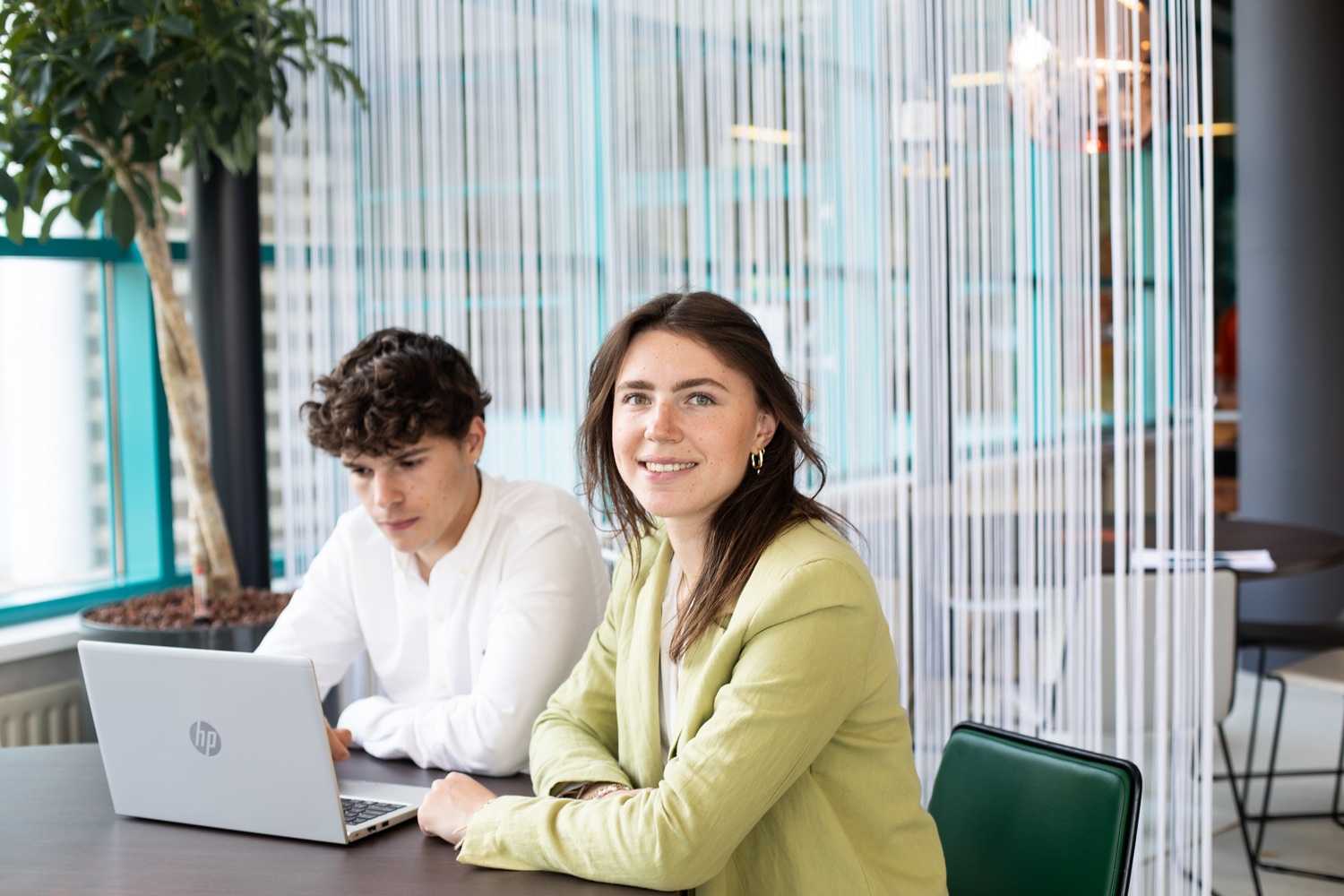 Studenten Maartje en Lucas van de opleiding Bedrijfskunde